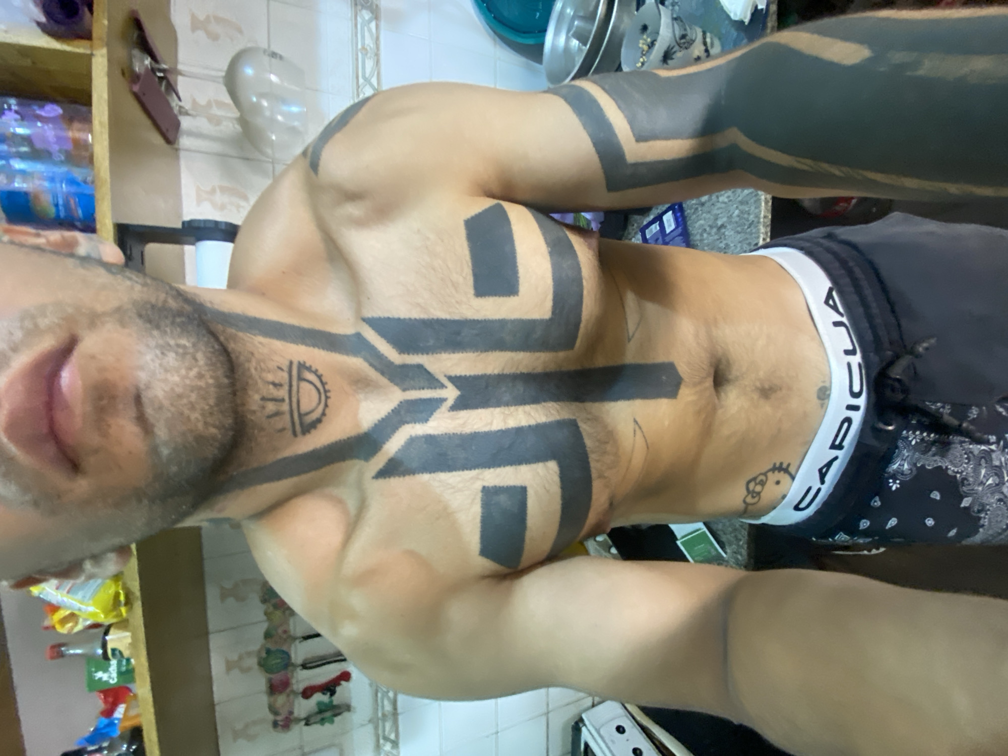 Heavily tattooed man spotted indoors in Buenos Aires