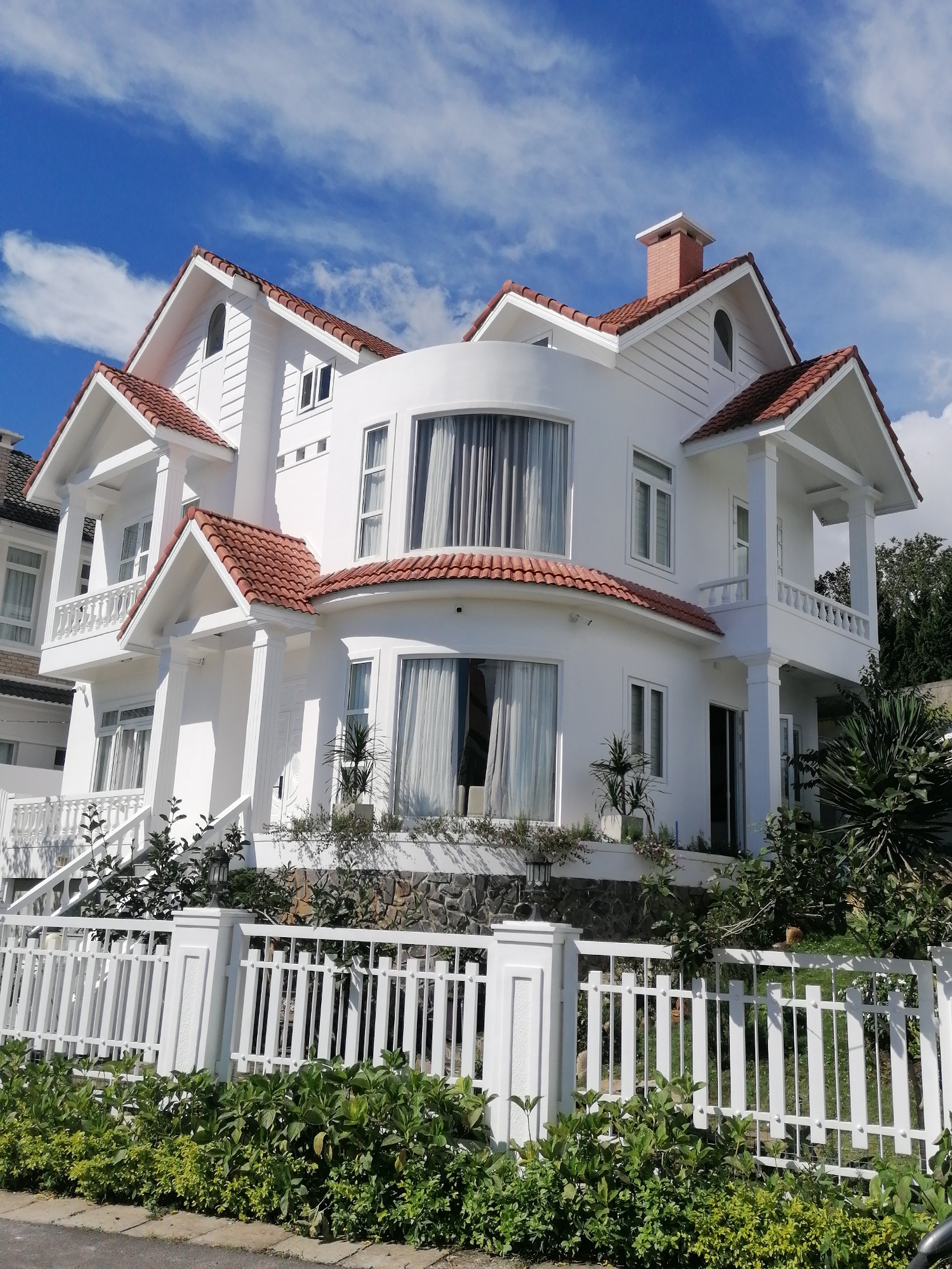 Quiet streets and villa architecture in Đà Lạt's Lâm Viên neighborhood