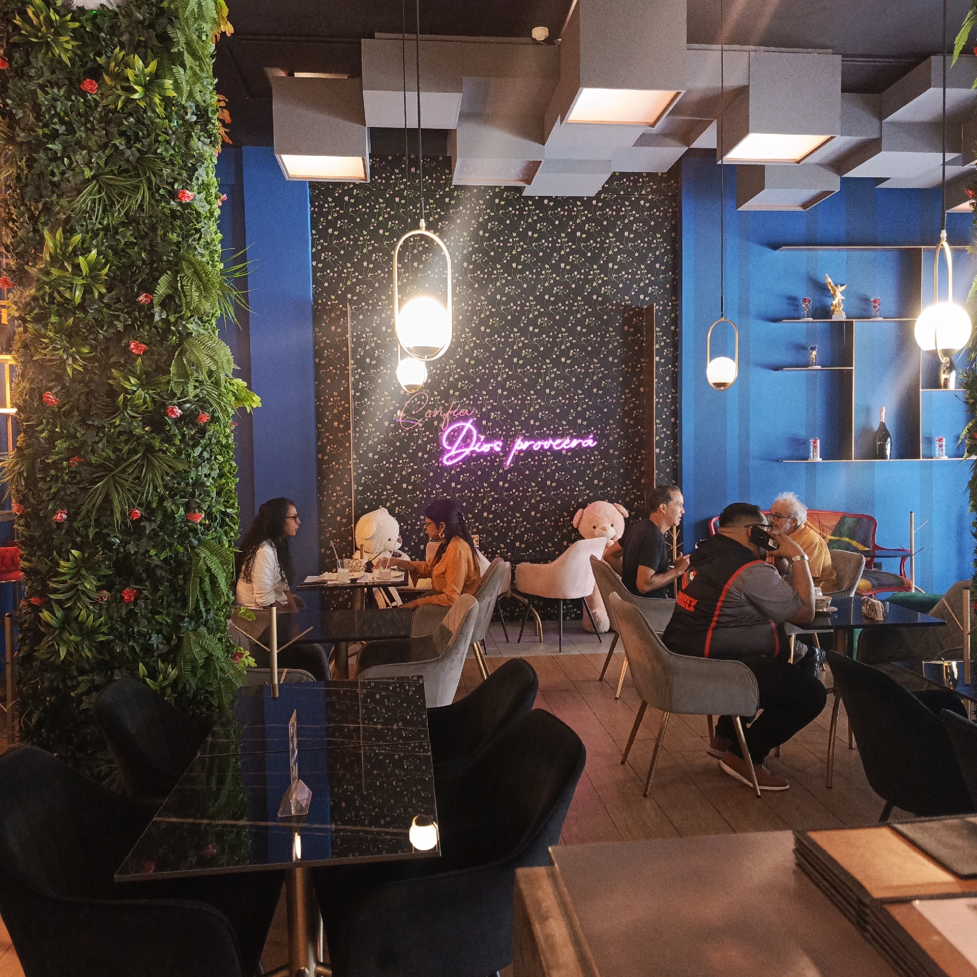 Afternoon cafe visit documented in Caracas commercial district