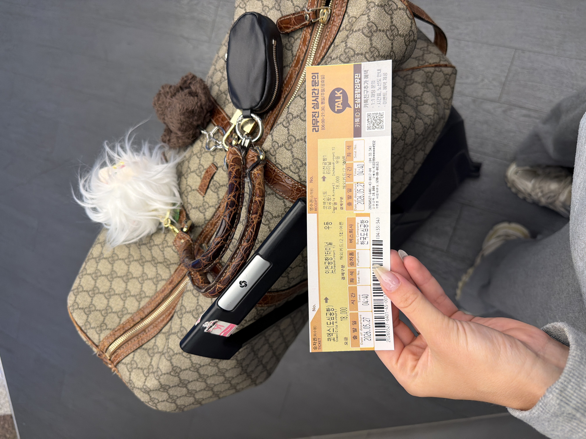Foreign traveler books airport limousine bus in Seoul