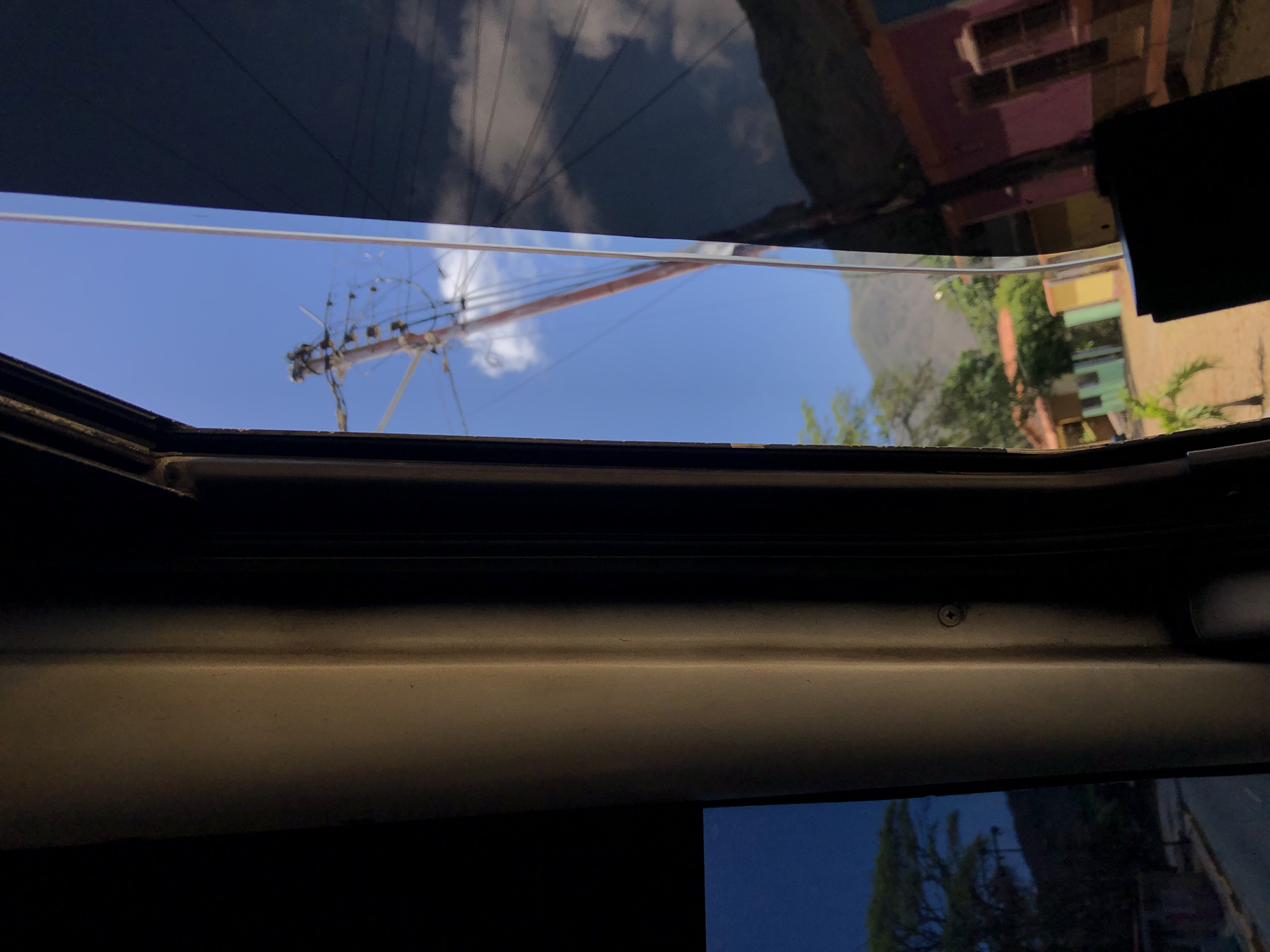 Vehicle occupant photographs street views through sunroof in Venezuela