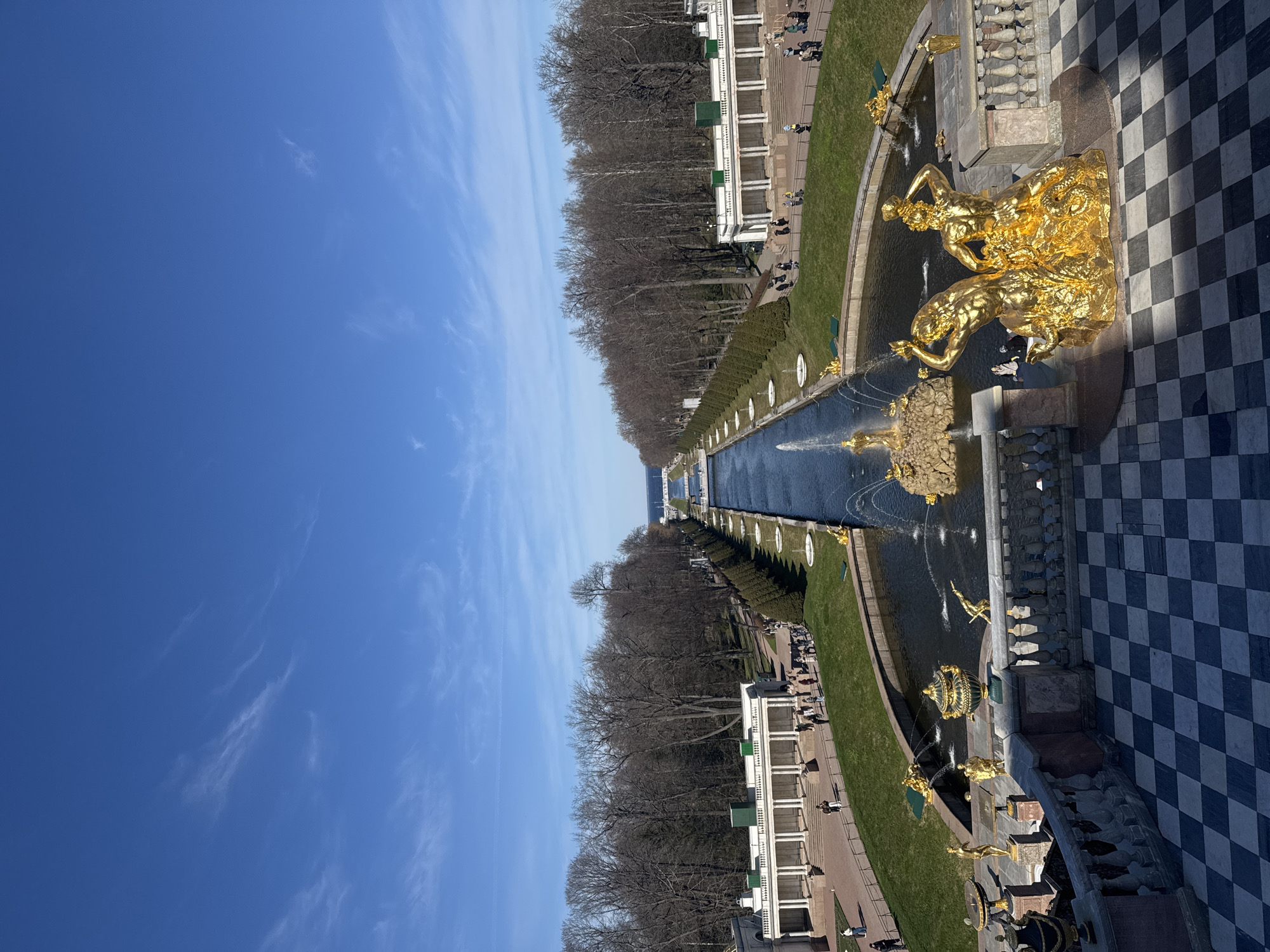 Tourist captures scenic views at Russia's Peterhof Palace gardens