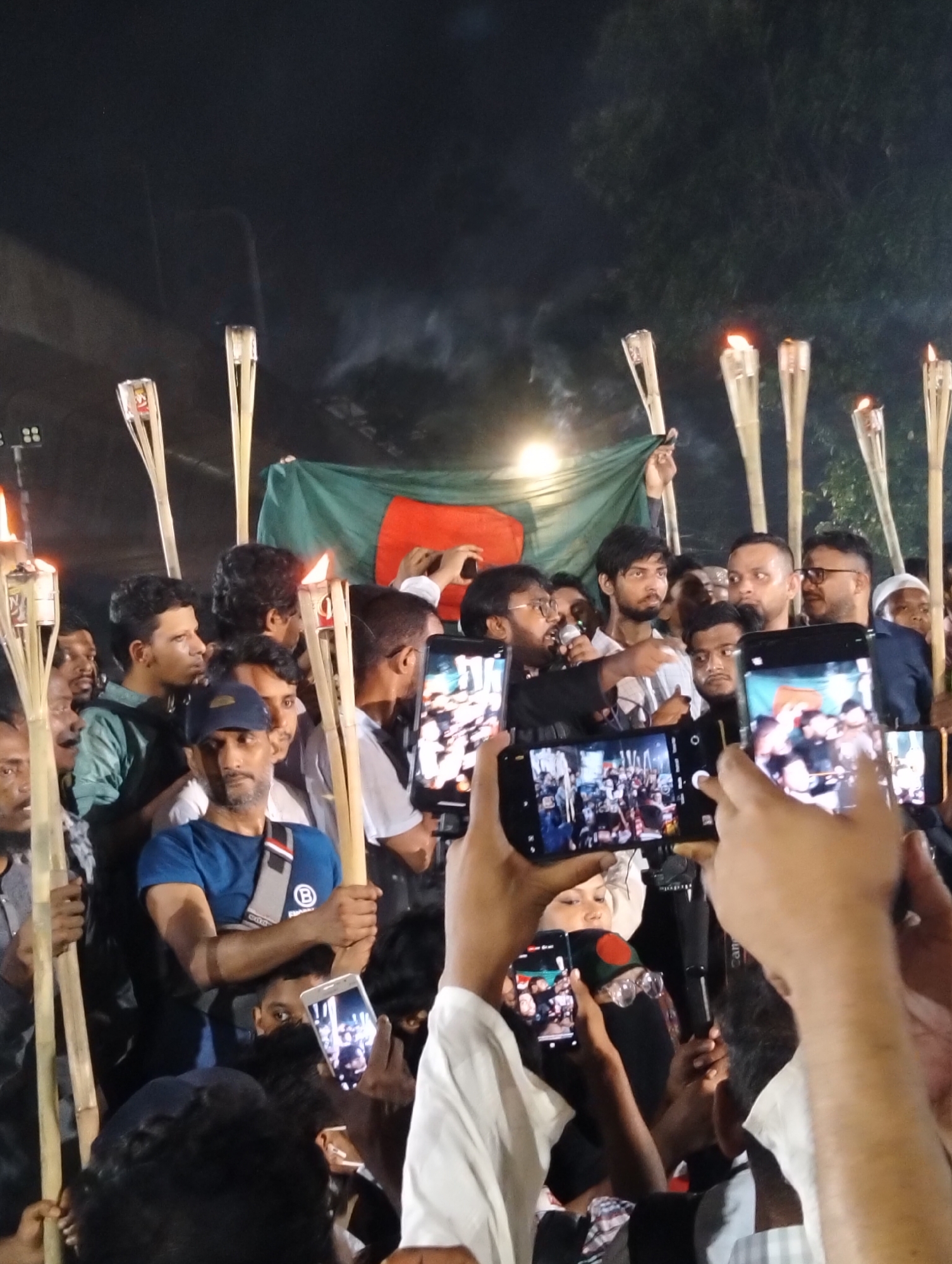 Torch rally draws crowds in nighttime Dhaka demonstration