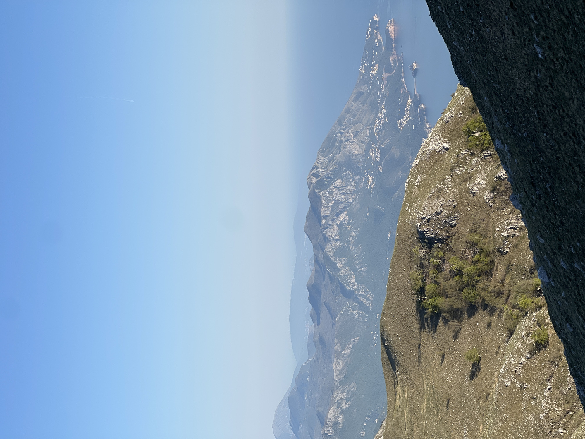 Clear skies and aircraft contrail observed over Dolovi, Montenegro