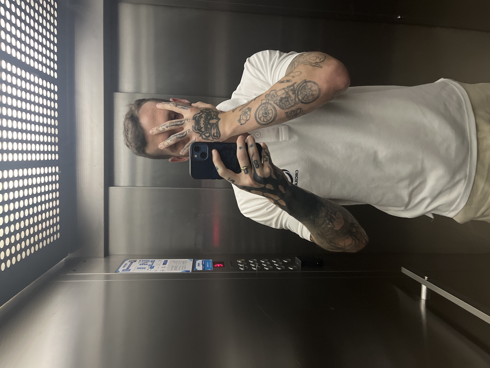 Man takes selfie in elevator in Cordoba