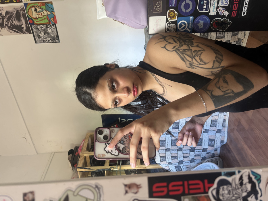 Woman documents evening routine with selfies in Buenos Aires