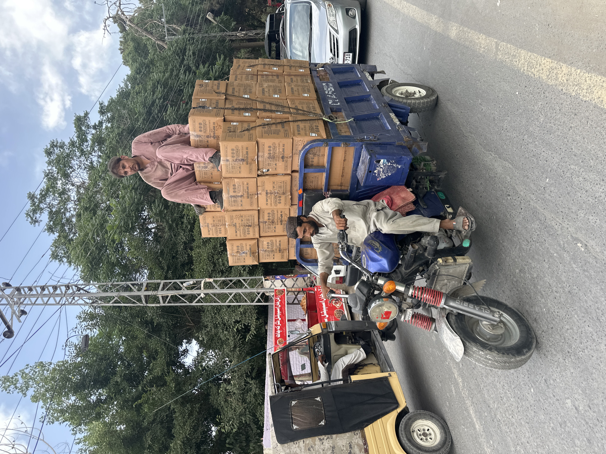Daily street commerce and transport activity documented in Quetta