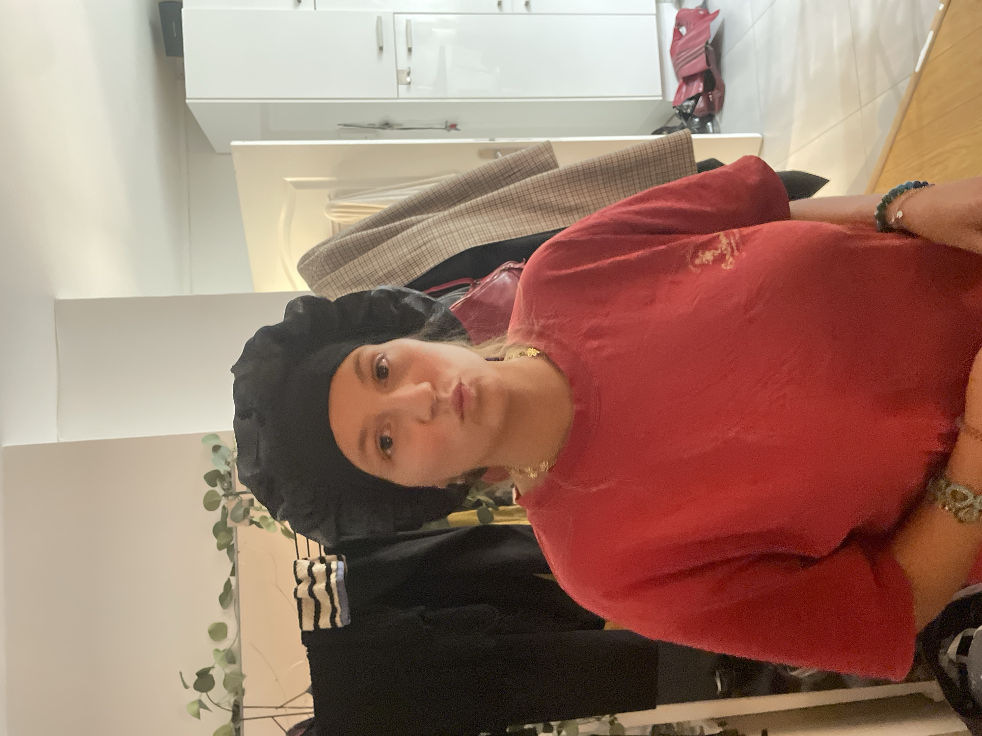 Woman in black bonnet observed in Pantin indoor setting