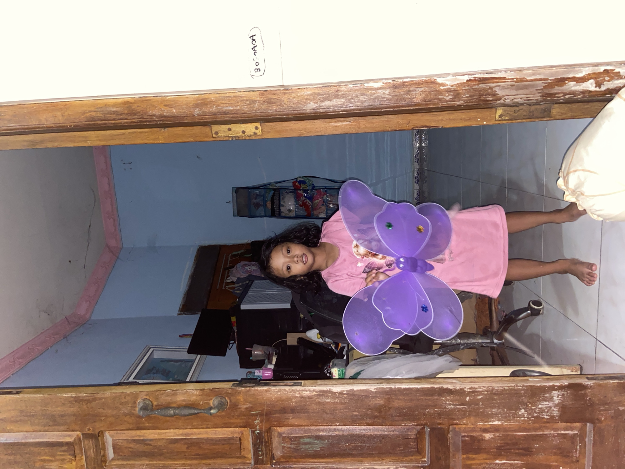 Afternoon dress-up and family snapshots at a Gelam home