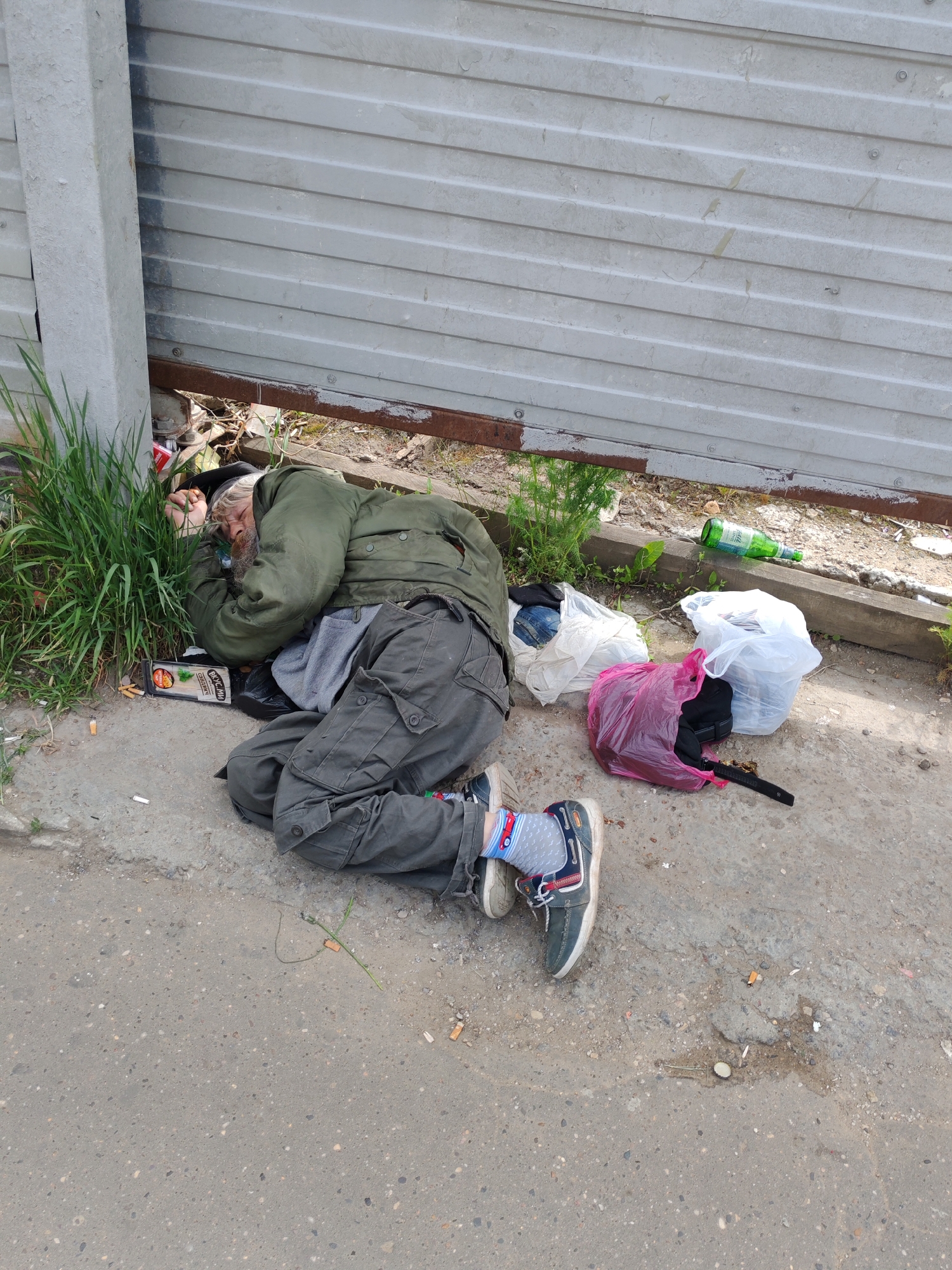 Morning scenes documented across Moscow train stations, streets
