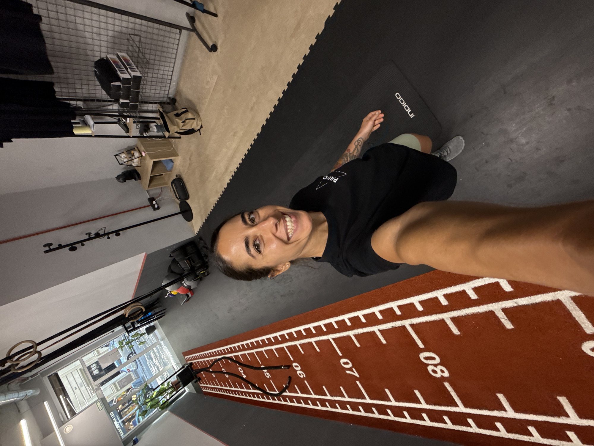Gym session in Barcelona with pull-ups, selfies, and a good book