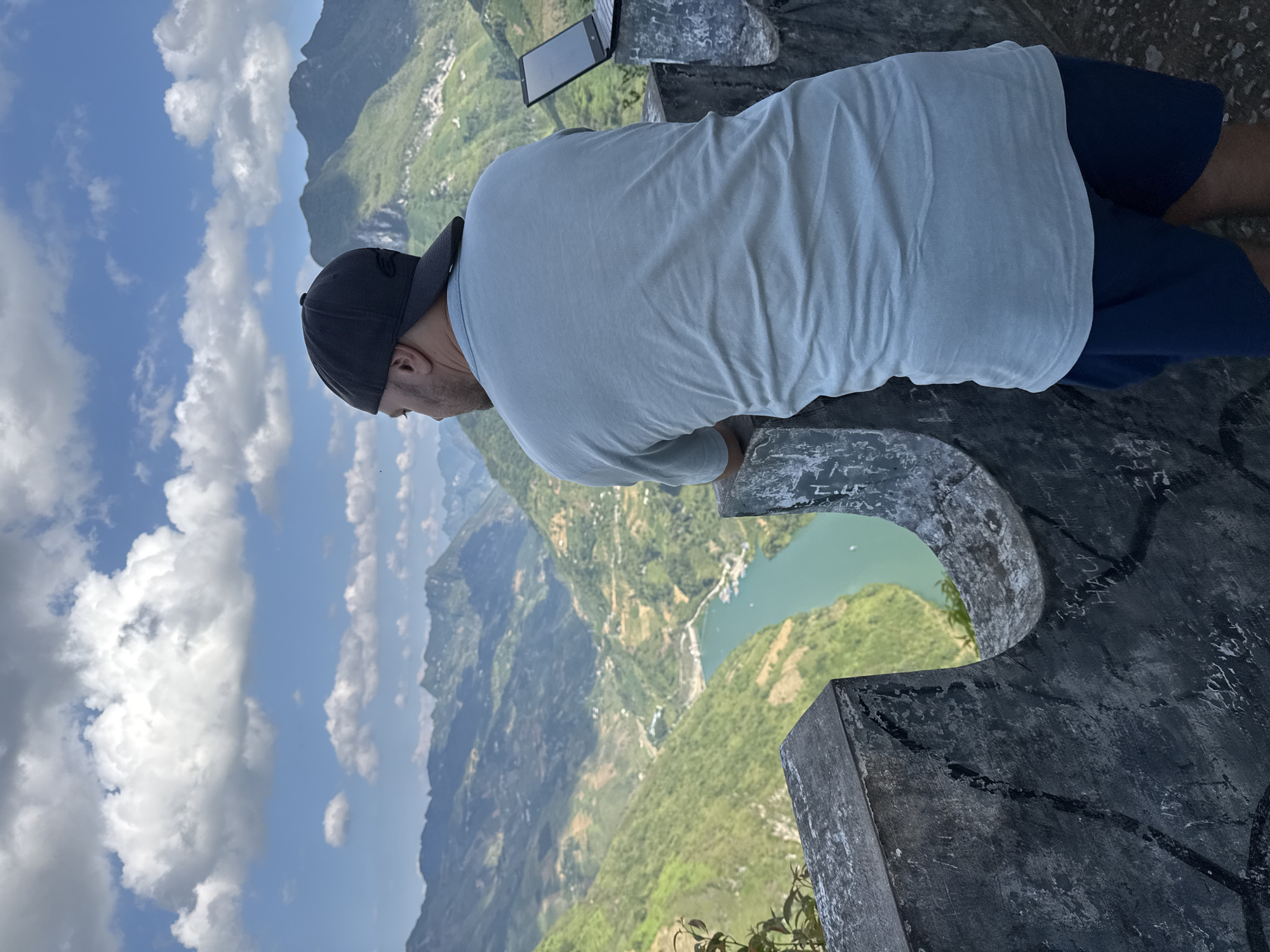 Road trip documented through scenic Đồng Văn mountains, Vietnam