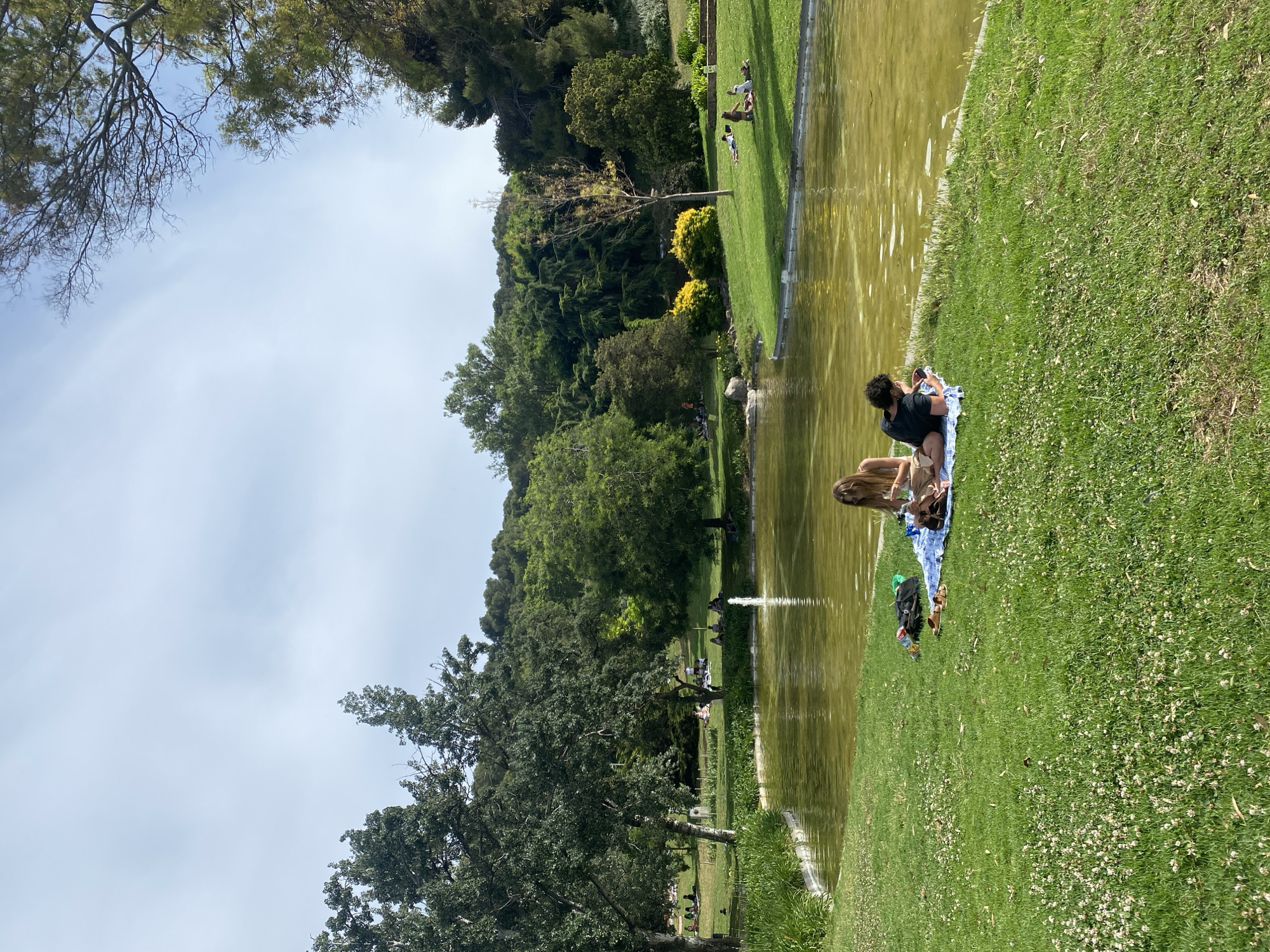 Afternoon stroll documented across Barcelona's parks and gardens