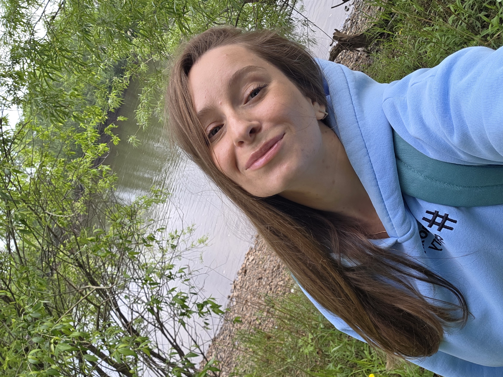 Woman documents riverside outing in Birobidzhan with selfies and cycling