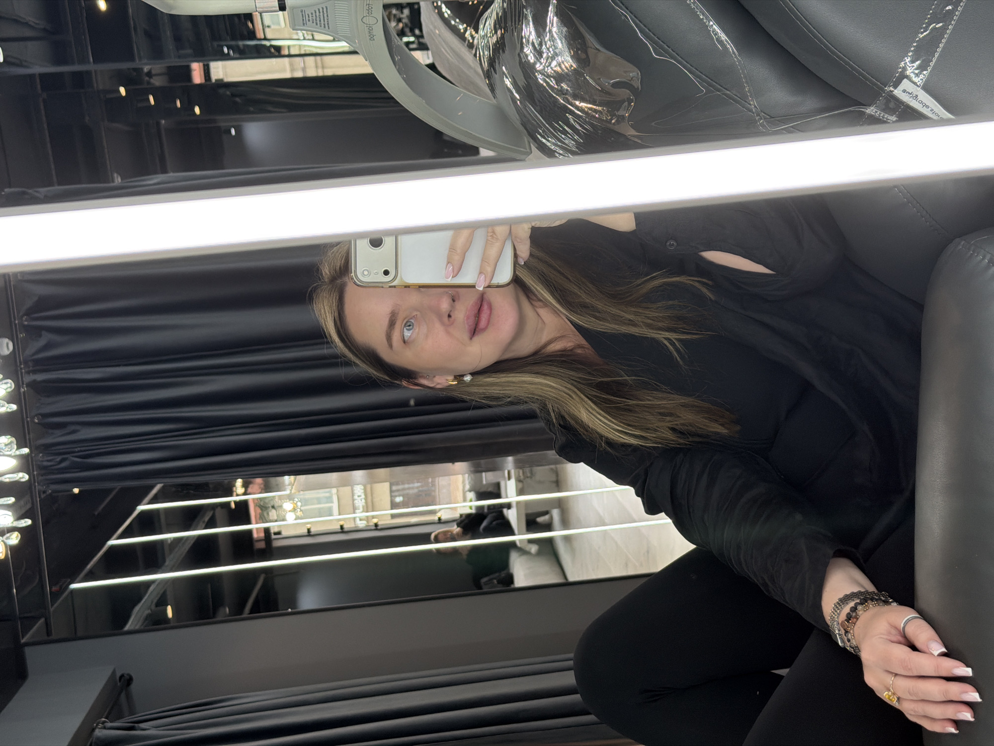 Woman takes salon selfies in Moscow beauty parlor