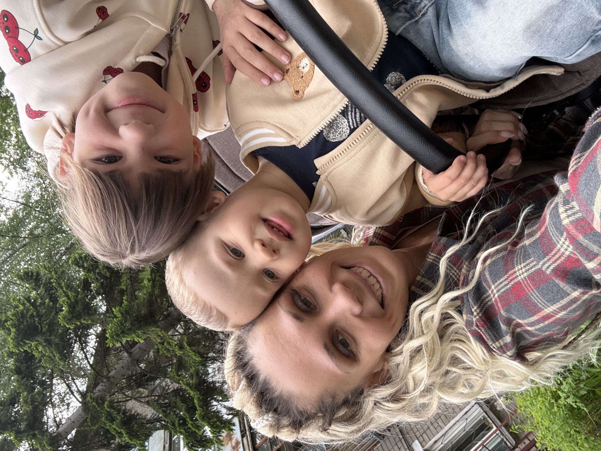 Woman and children photographed together in Rusanovo, Russia