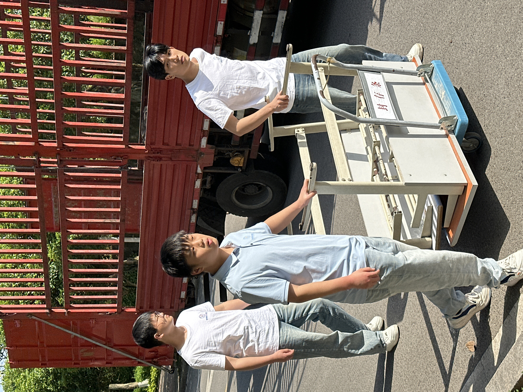 Daily life unfolds on sunny Jiangjin streets