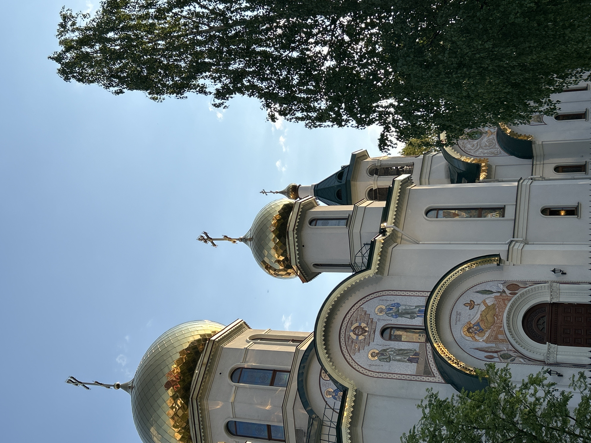 Ordinary afternoon moments captured across Saint Petersburg parks and churches