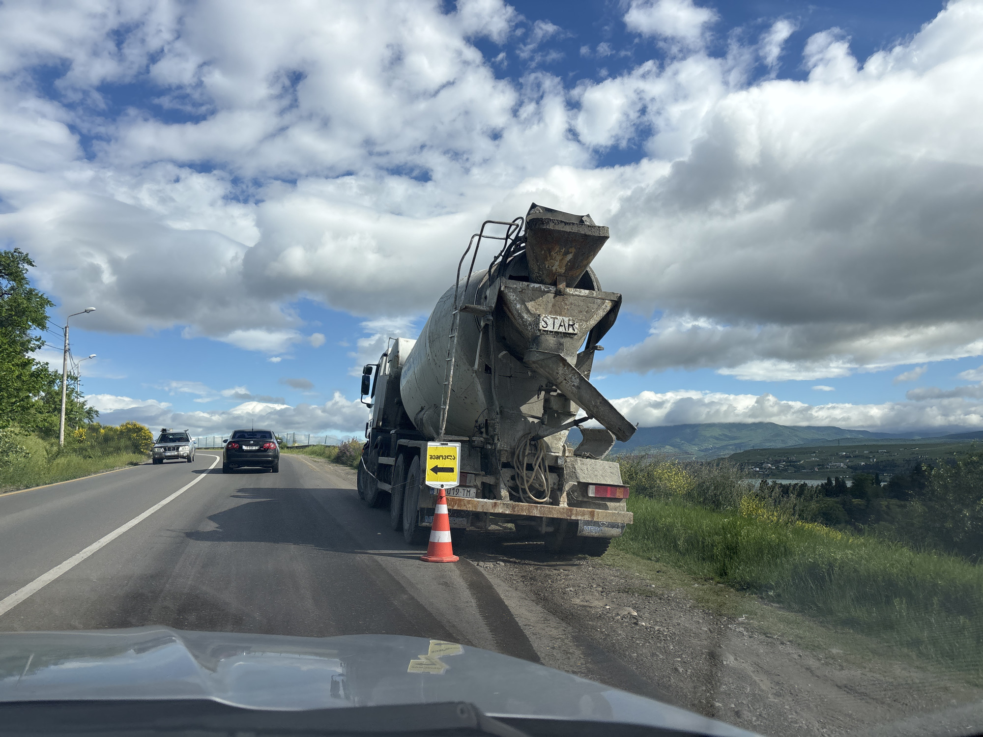 Cement truck blocks lane, directs traffic in Tbilisi
