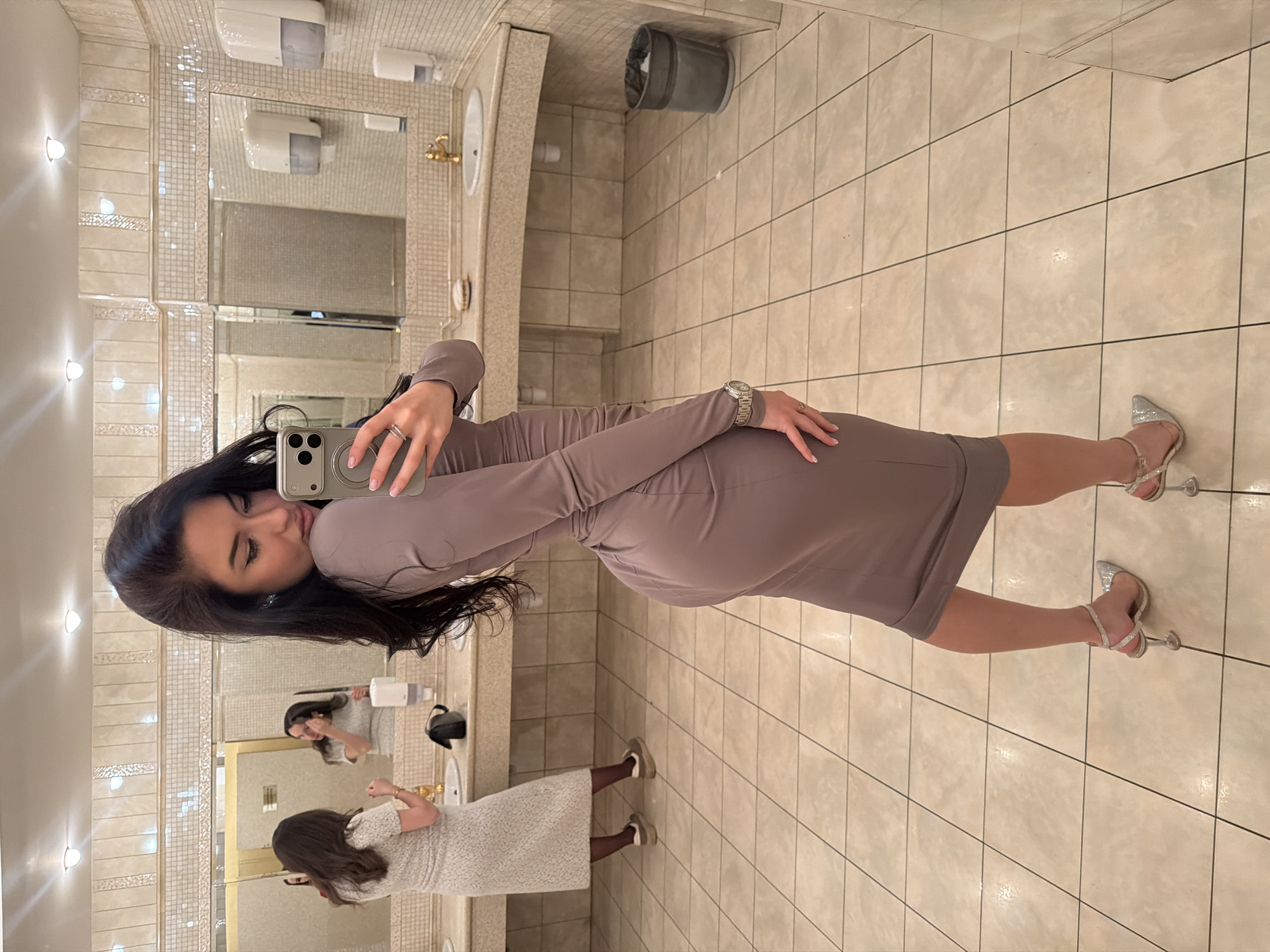 Woman captures mirror selfies during Moscow outing