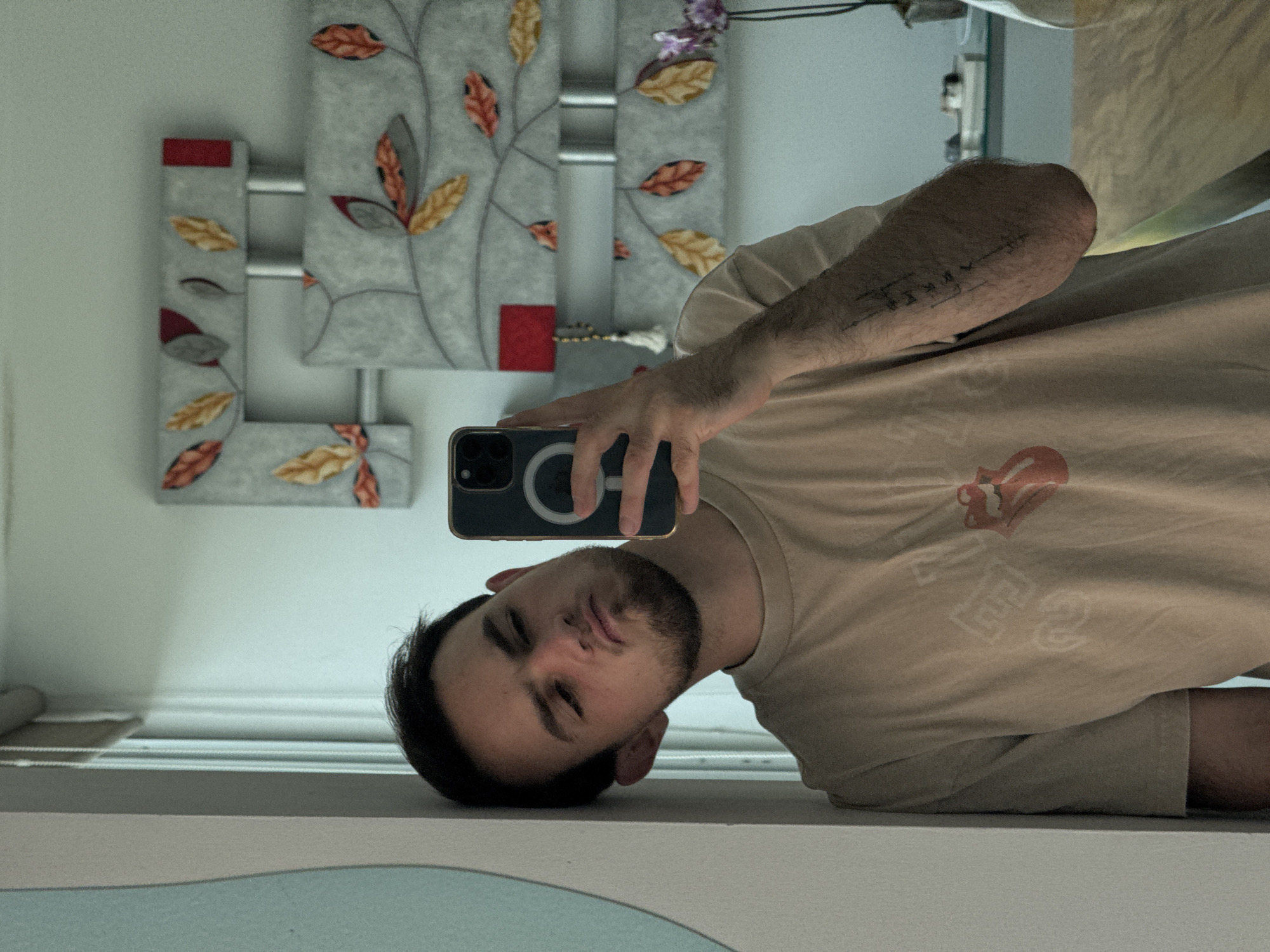 Man Takes Mirror Selfie in San Bernardino Tlaxcalancingo