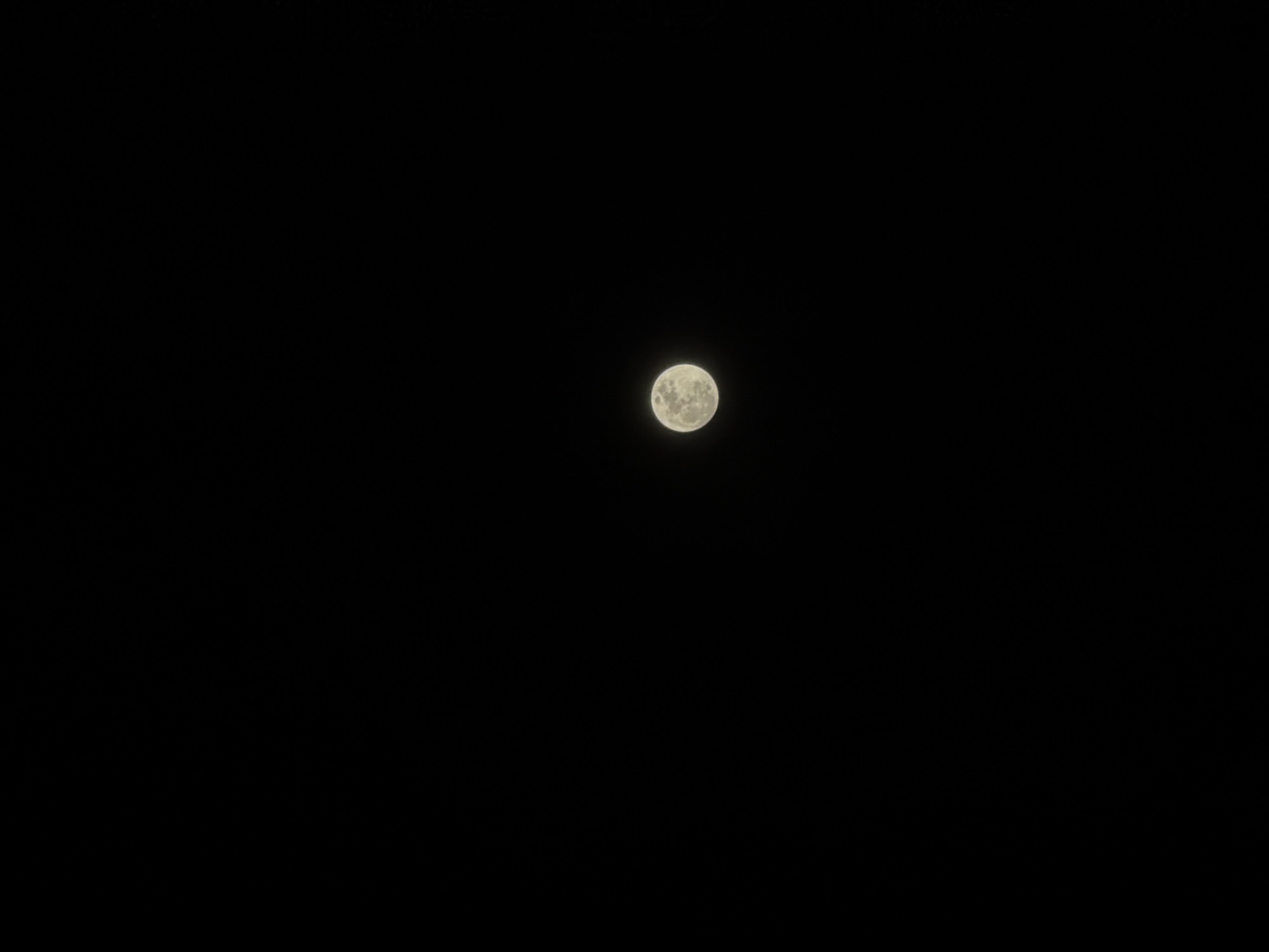 Evening documentation captures moon, campus life in Cholula
