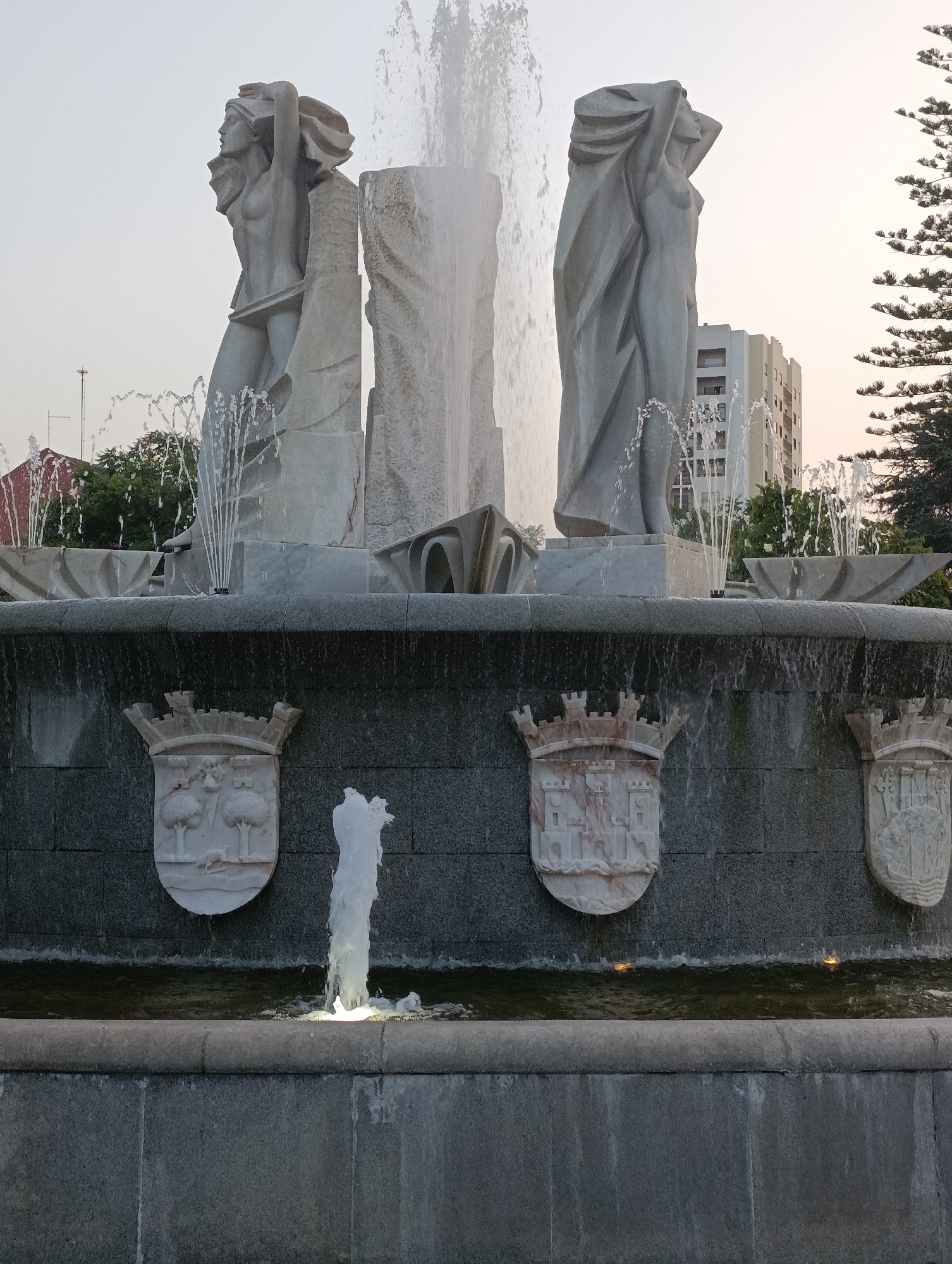Evening stroll along Setúbal's Avenida Luísa Todi