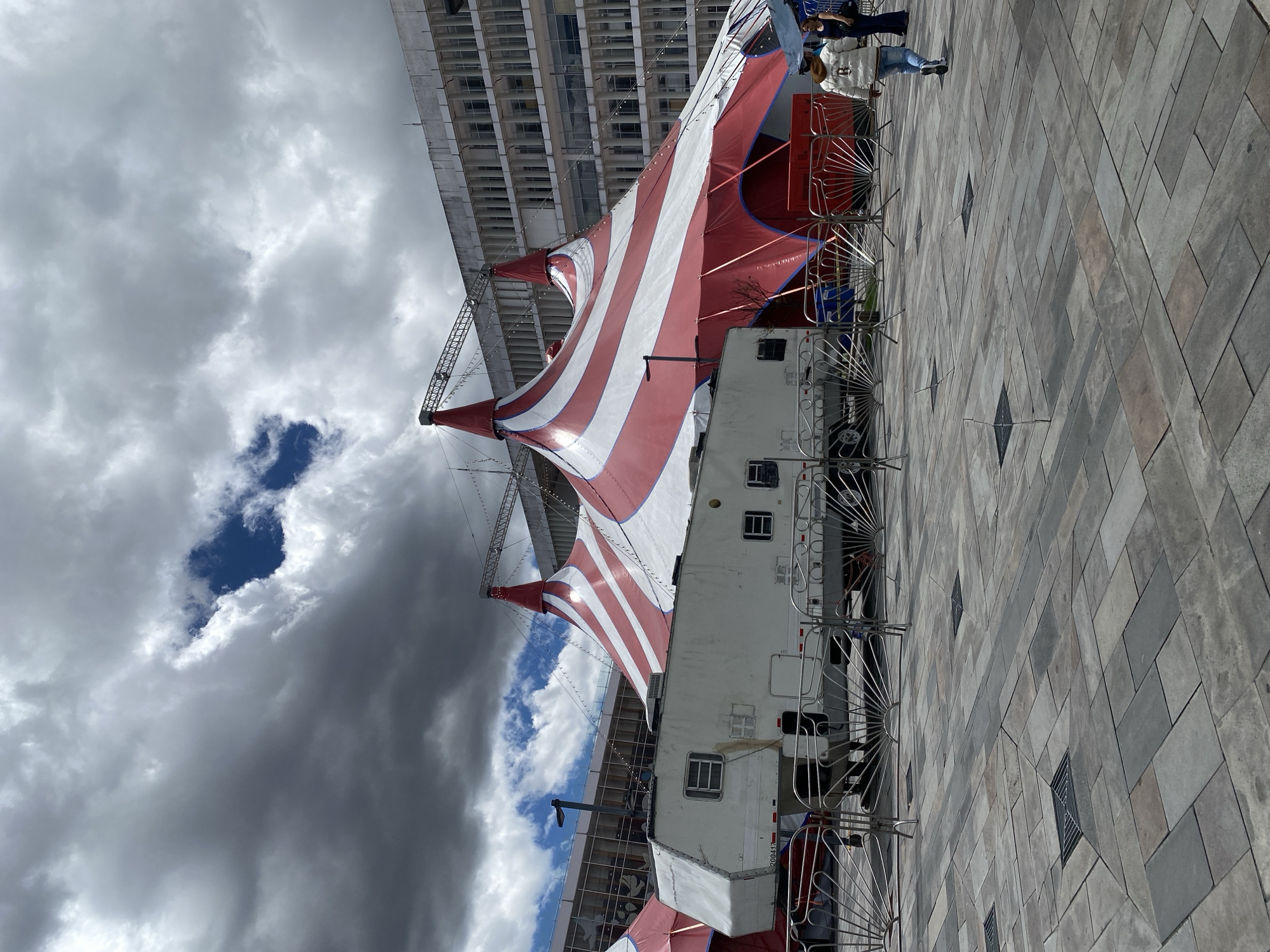 Hnos Fuentes Gasca circus sets up in Quito