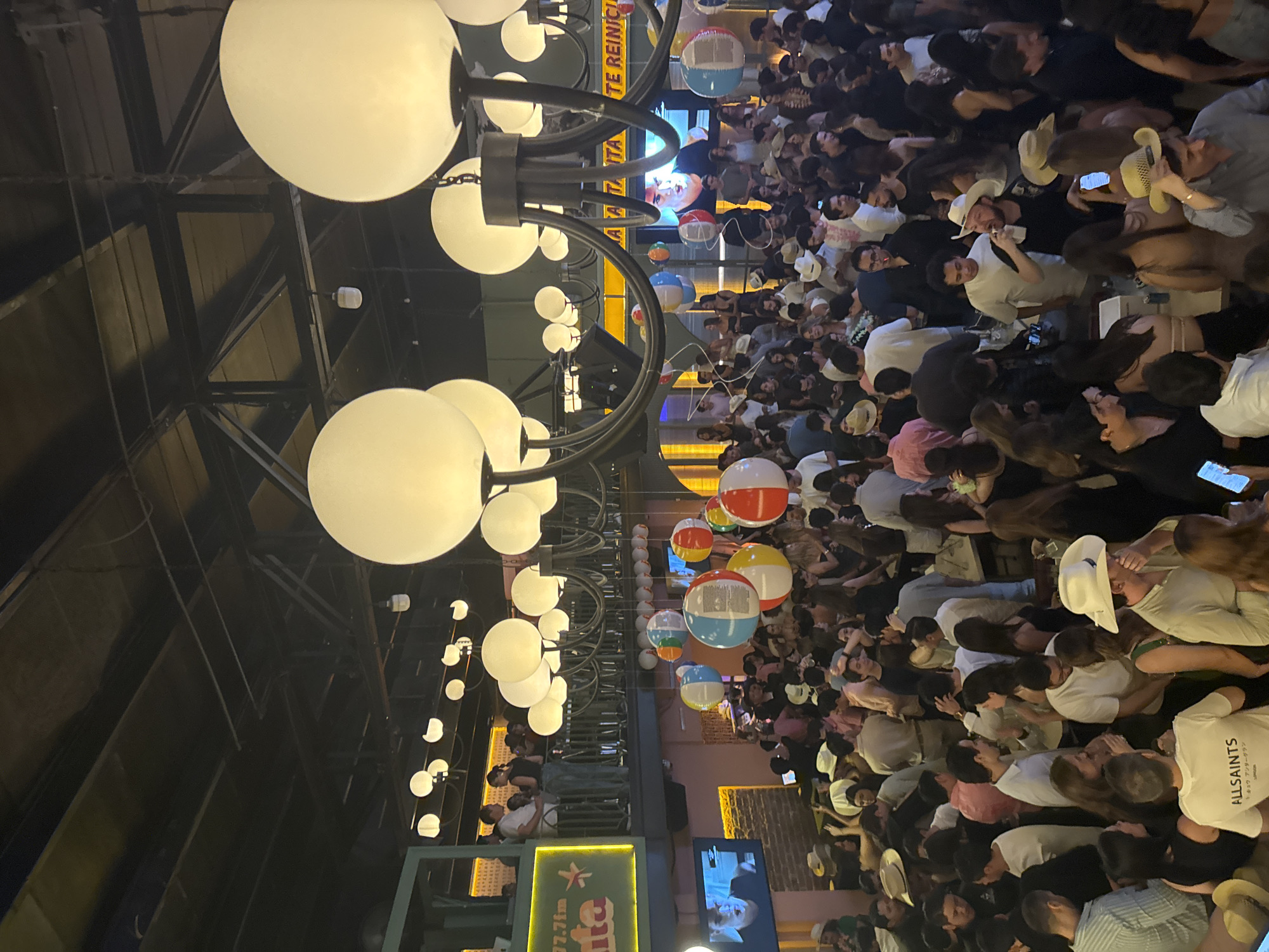 Packed nightclub scene with cowboy hats observed in León