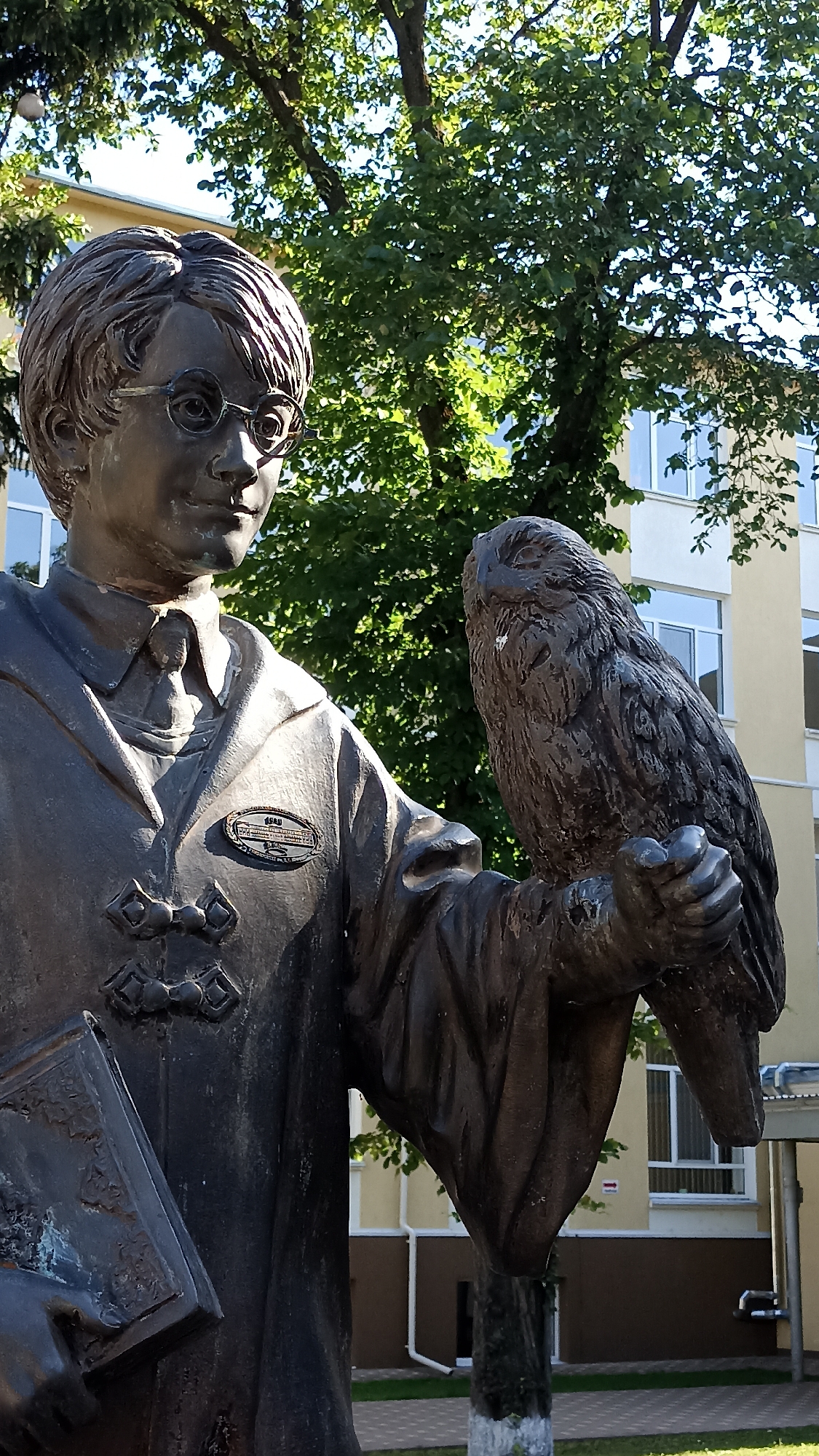 Harry Potter statue draws crowds in Tiraspol, Transnistria