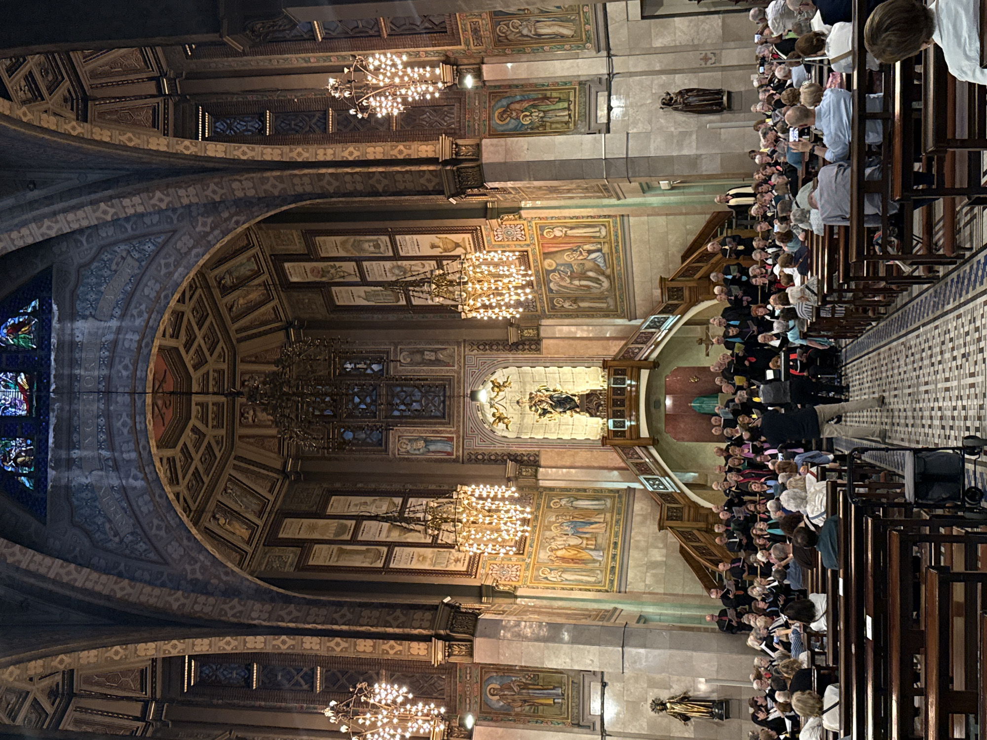 Evening choir performance draws crowds to Barcelona basilica