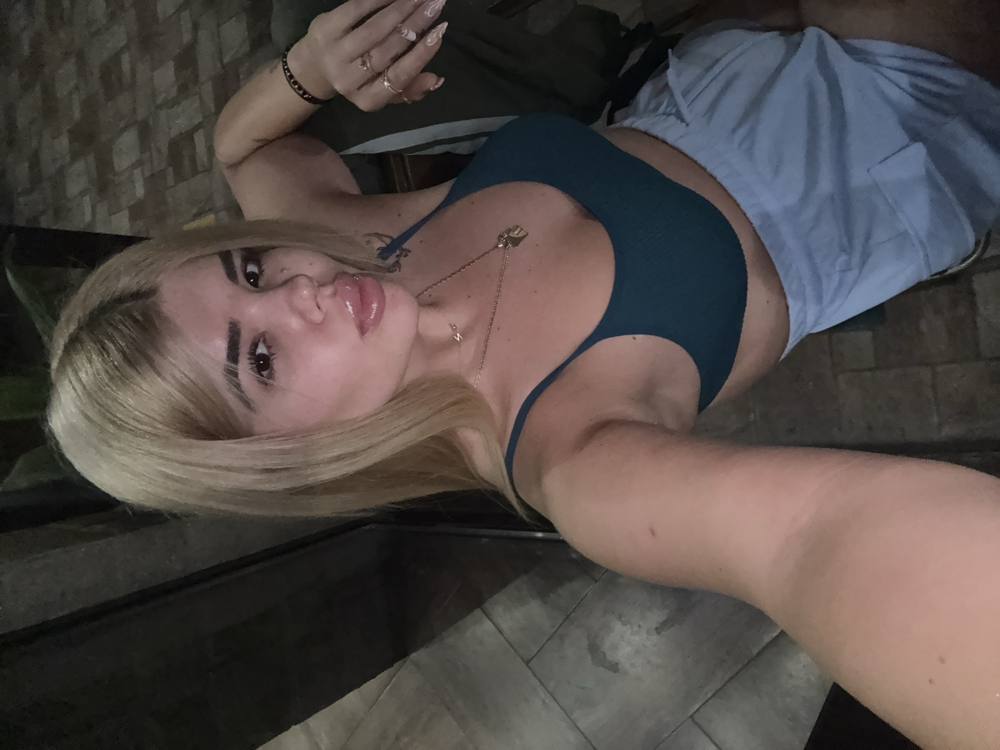 Relaxed evening drinks at an outdoor table in Rakovski