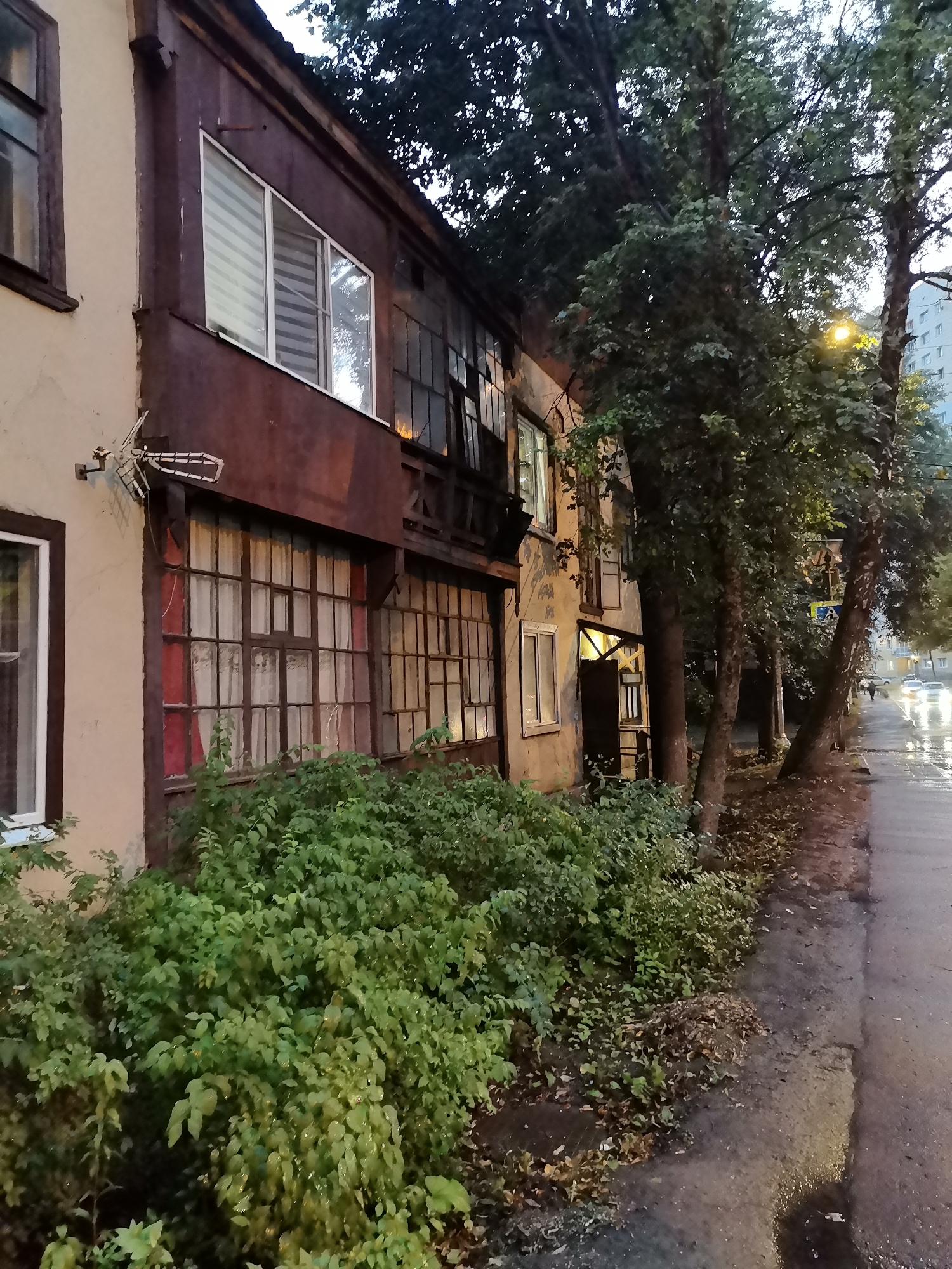 Dusk walk through Krasnogorsk's wet streets and aging architecture