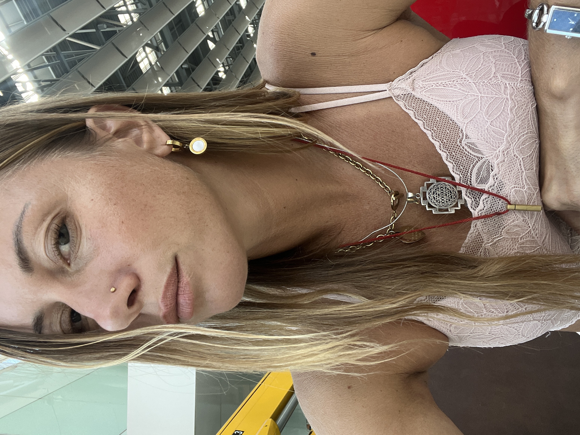 Airport lunch stop in Yerevan, selfies and a meal.