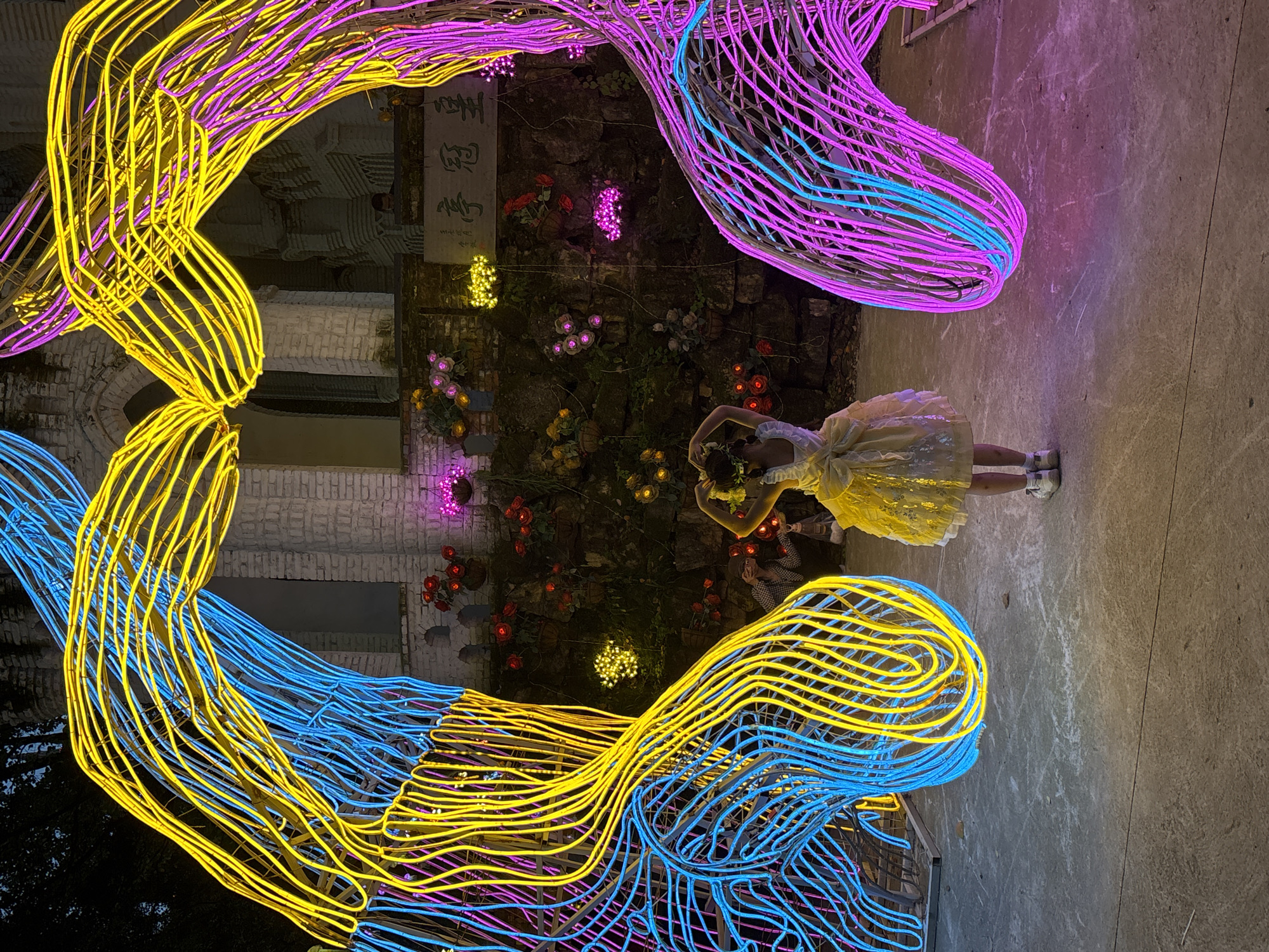 Nighttime light festival draws festive crowds in Baqiao, China