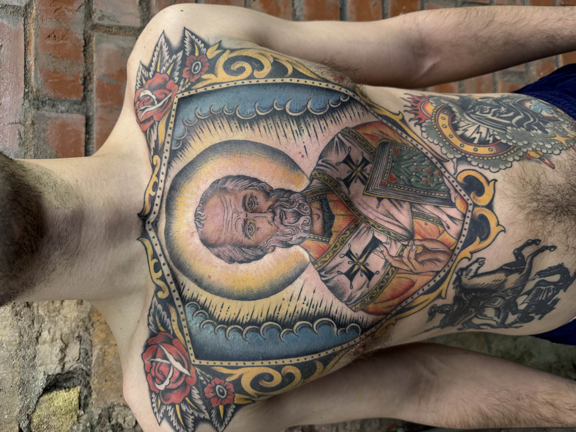 Extensive religious and artistic tattoo work documented in Moscow