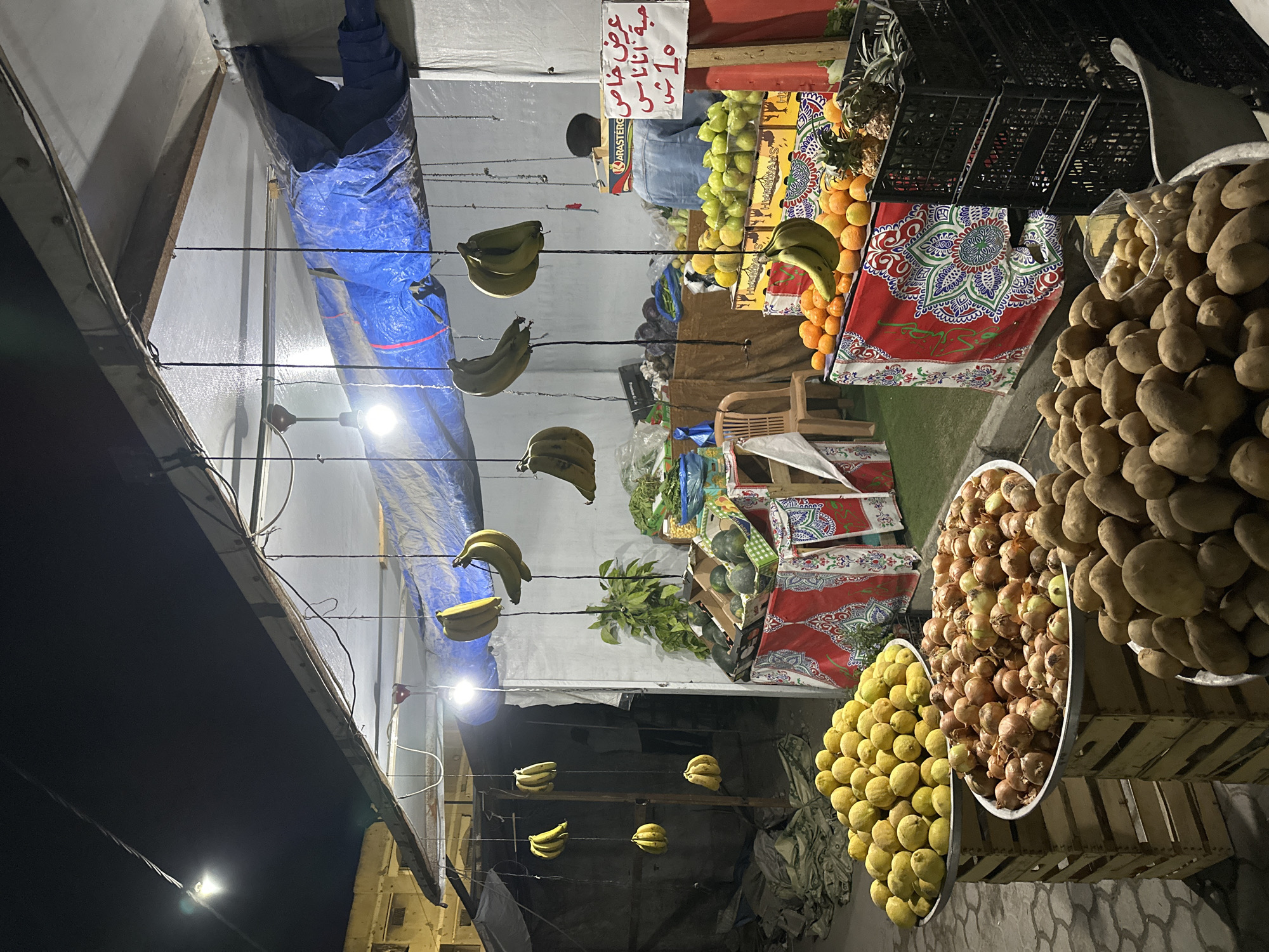 Gaza evening markets show produce vendors amid high fruit prices