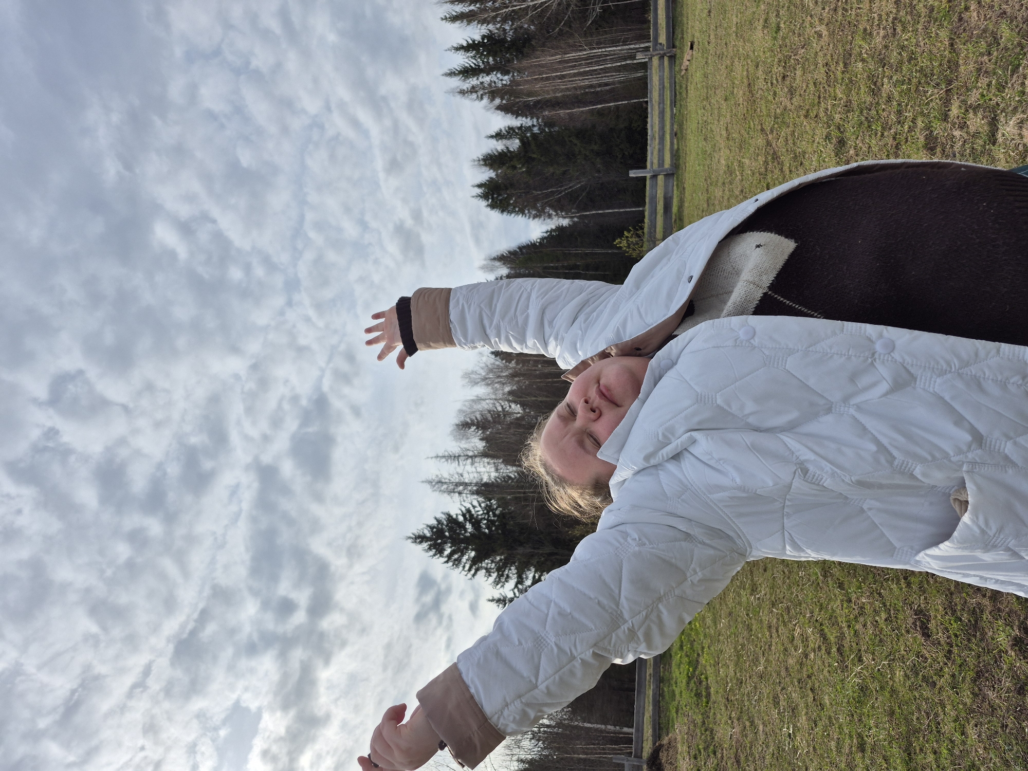 Rural photo session captured near hay bales in Дойная, Russia