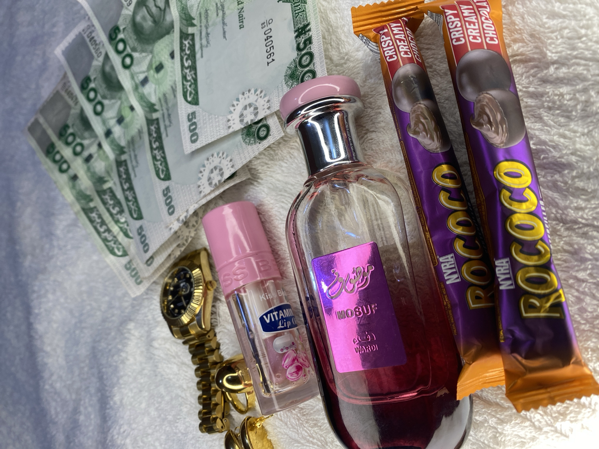 Flat lay photography session with Nigerian currency documented in Maigizo