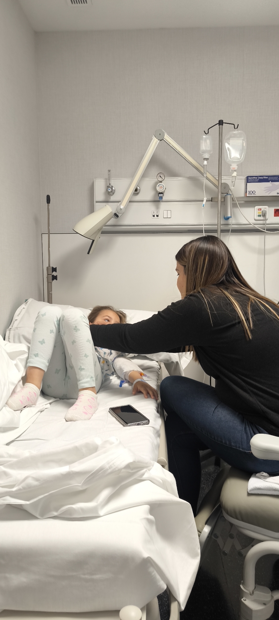 Child hospitalized in Sabadell with IV treatment
