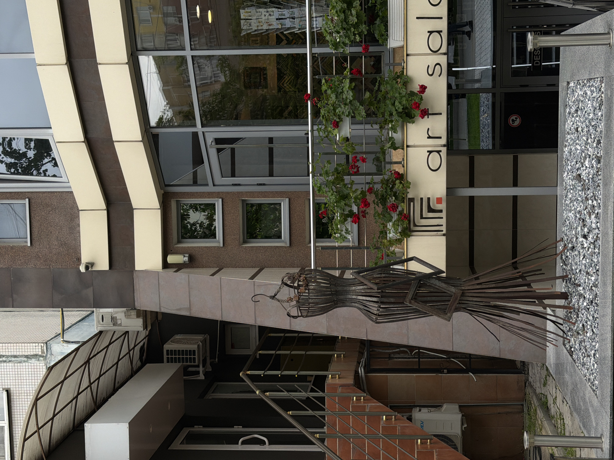 Urban walking tour captures street flowers, cafes, buildings, street performer