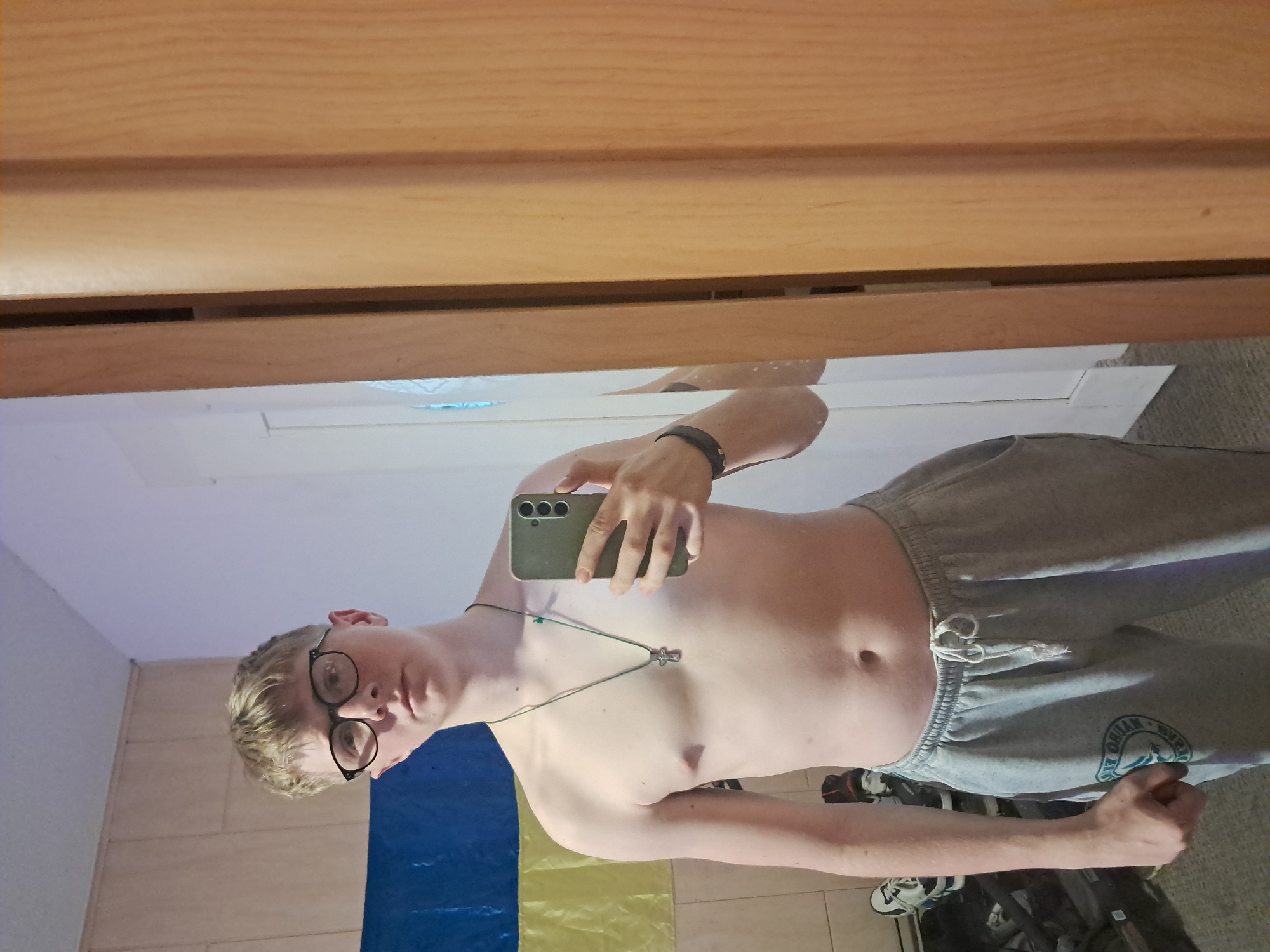 Lazy morning phone session from a Parchim bedroom
