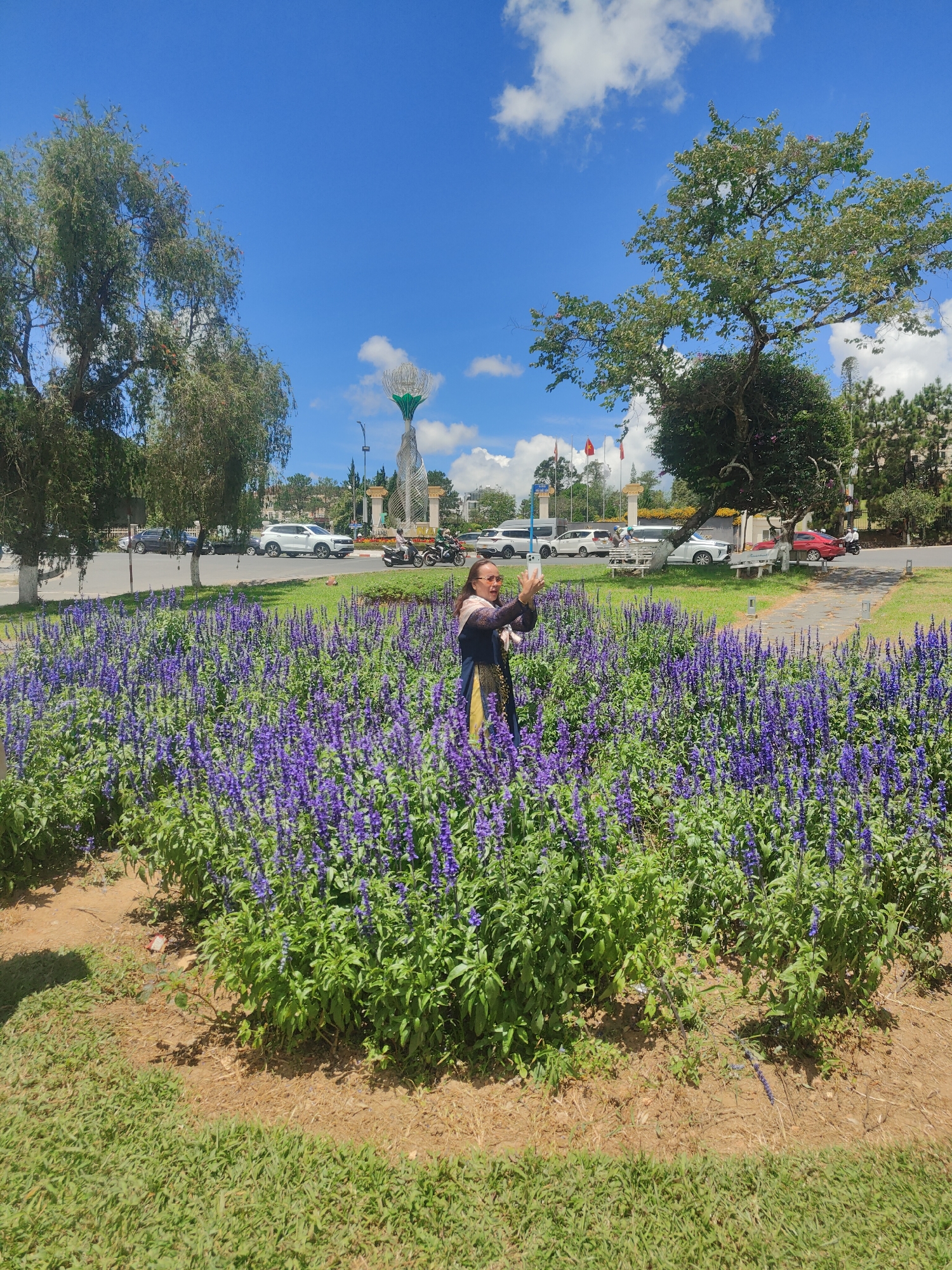 Xuan Huong Lake Park on a bright Da Lat morning