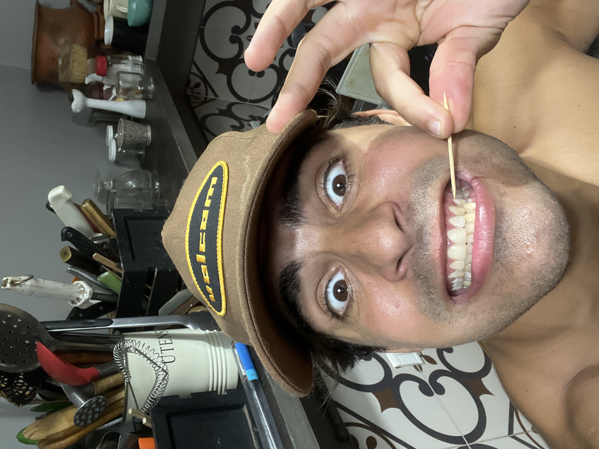 Man documents mate tea ritual with selfies in Argentina