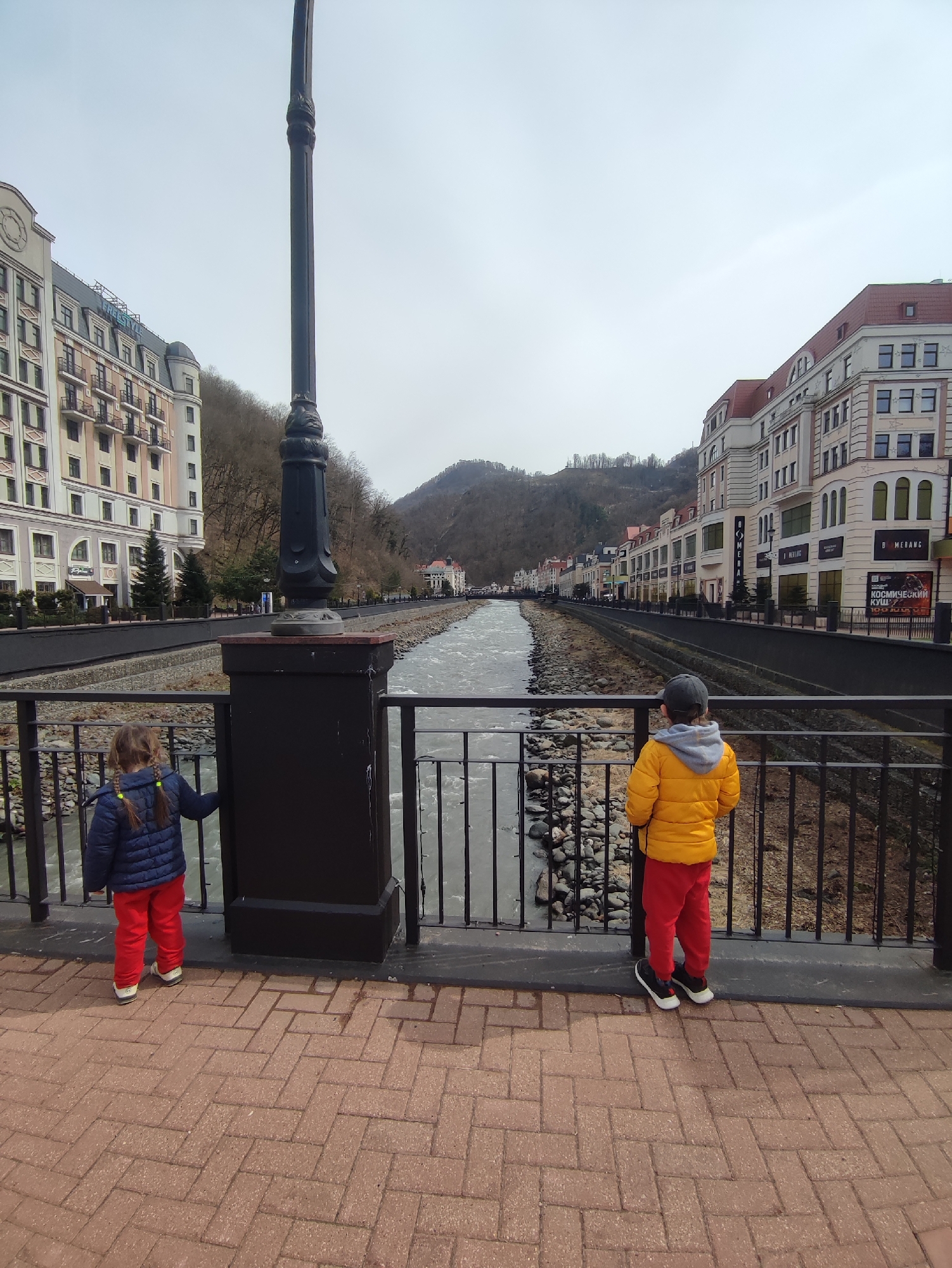 Families and tourists explore Estosadok resort attractions