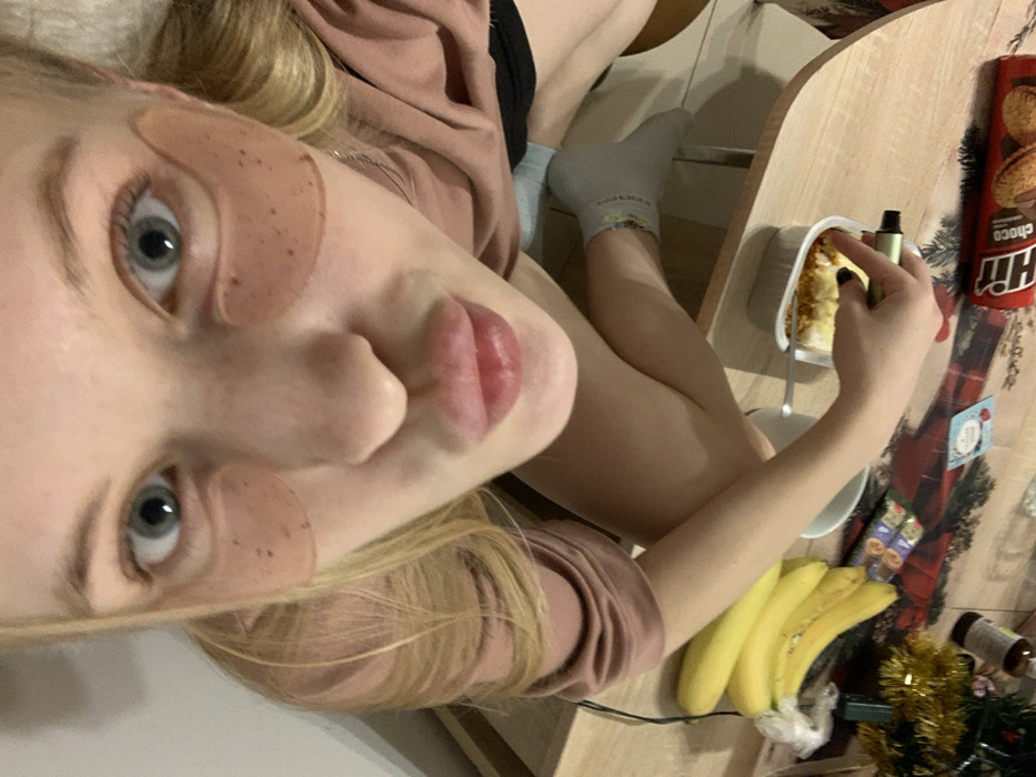 Woman in eye masks spotted with snacks in Zakopane