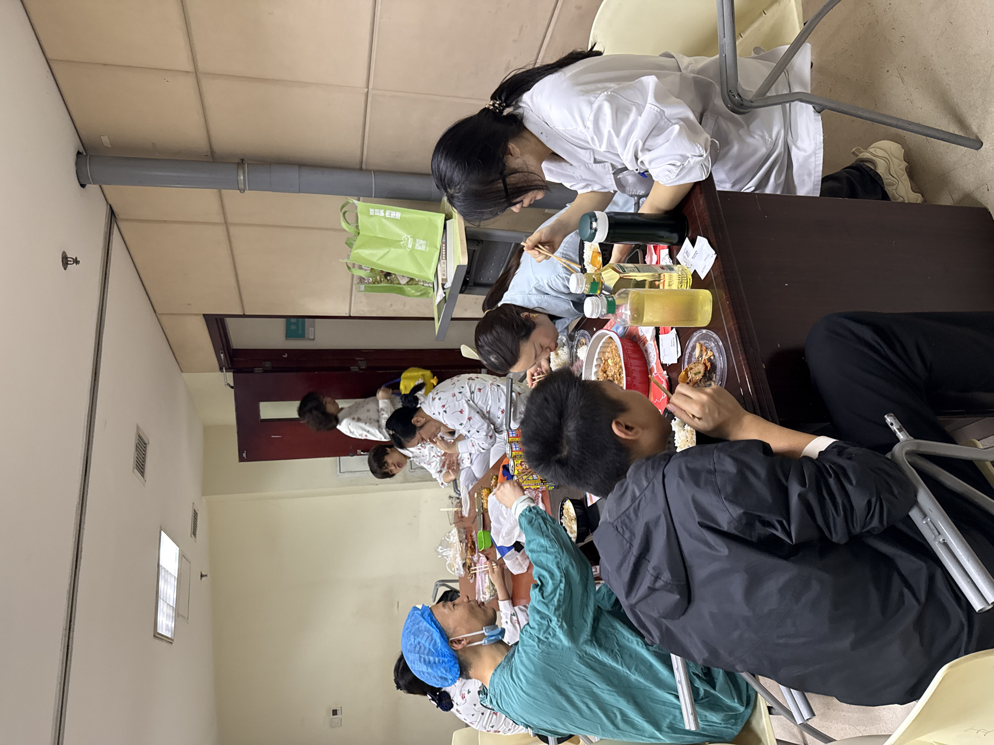 Early morning indoor gatherings documented in Yuzhong District