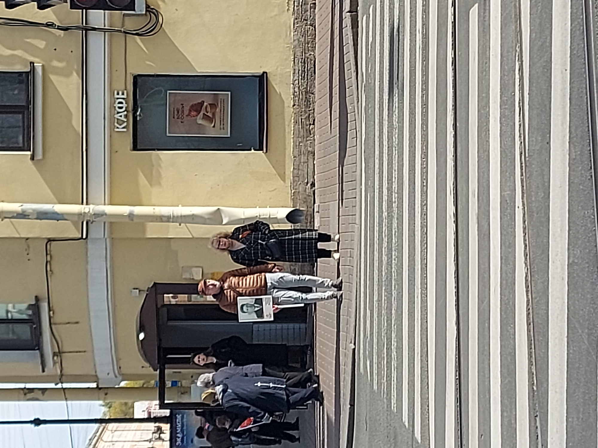 Saint Petersburg residents observe Victory Day with portraits, cityscapes