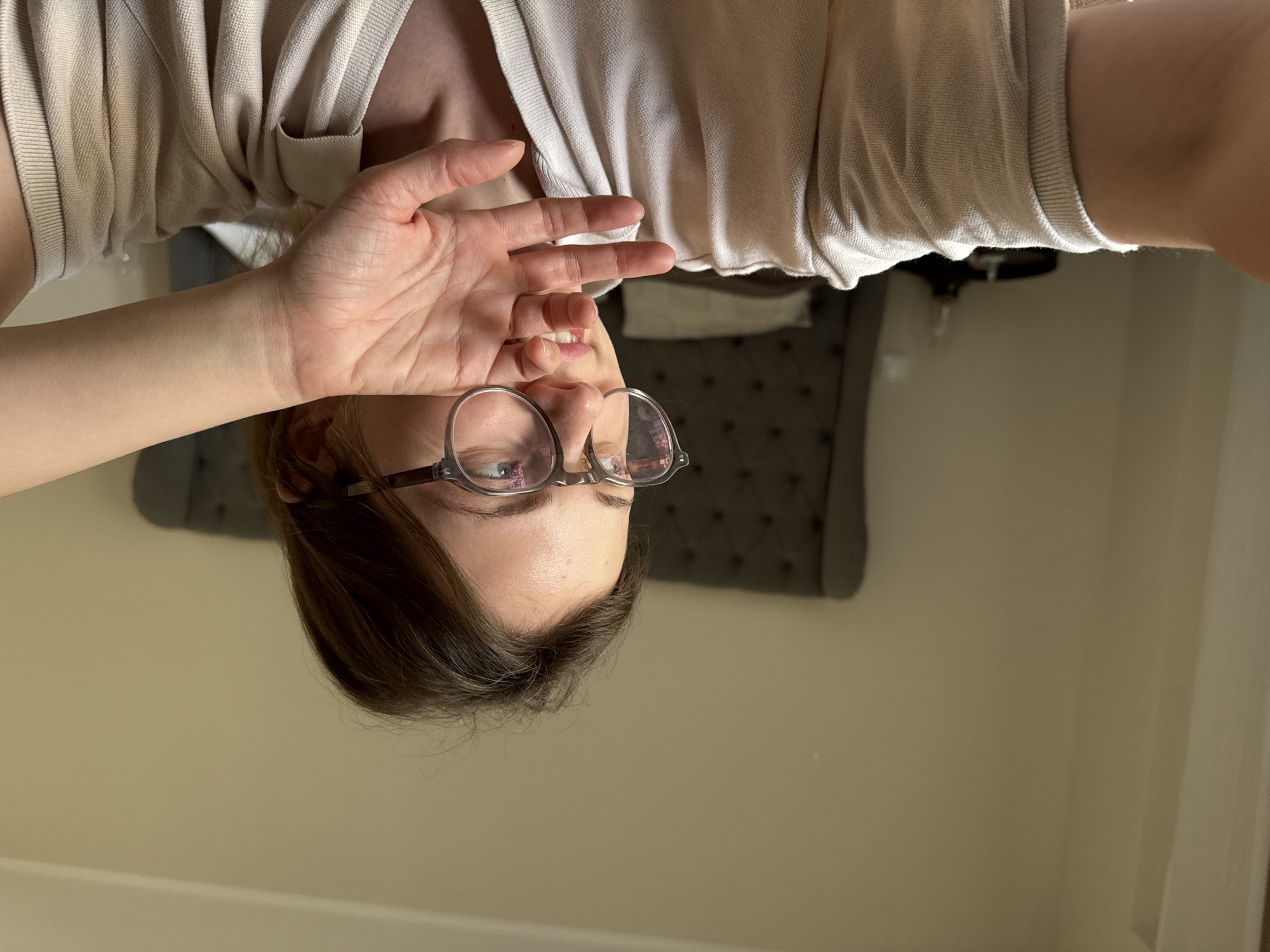 Woman takes series of selfies in Karlovy Vary apartment