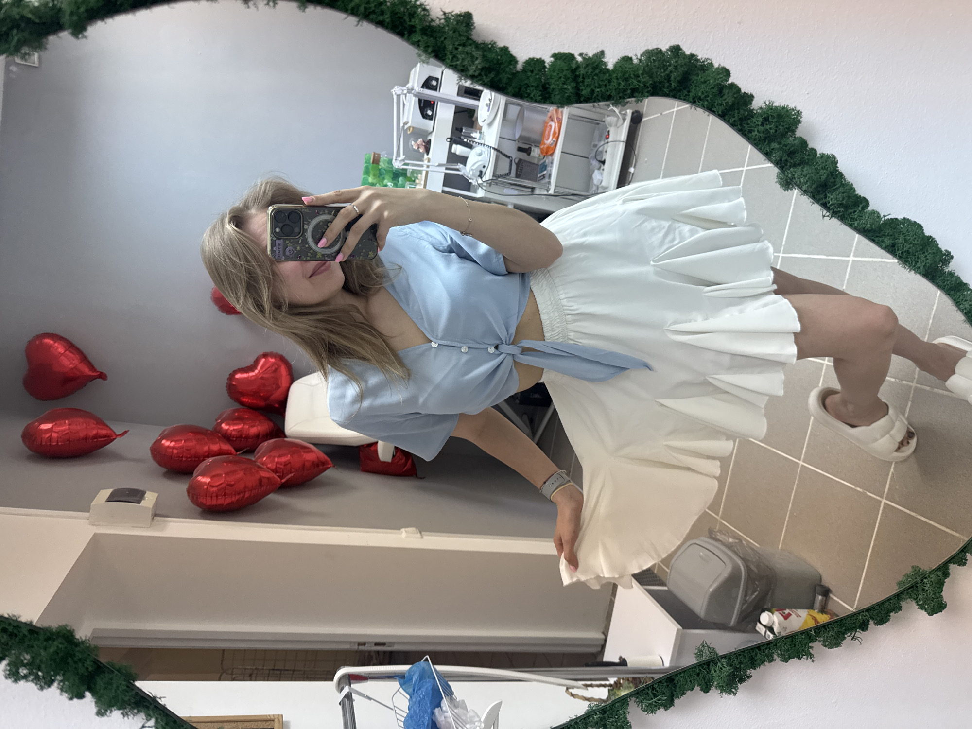 Woman takes bathroom selfies with heart balloons in Izhevsk